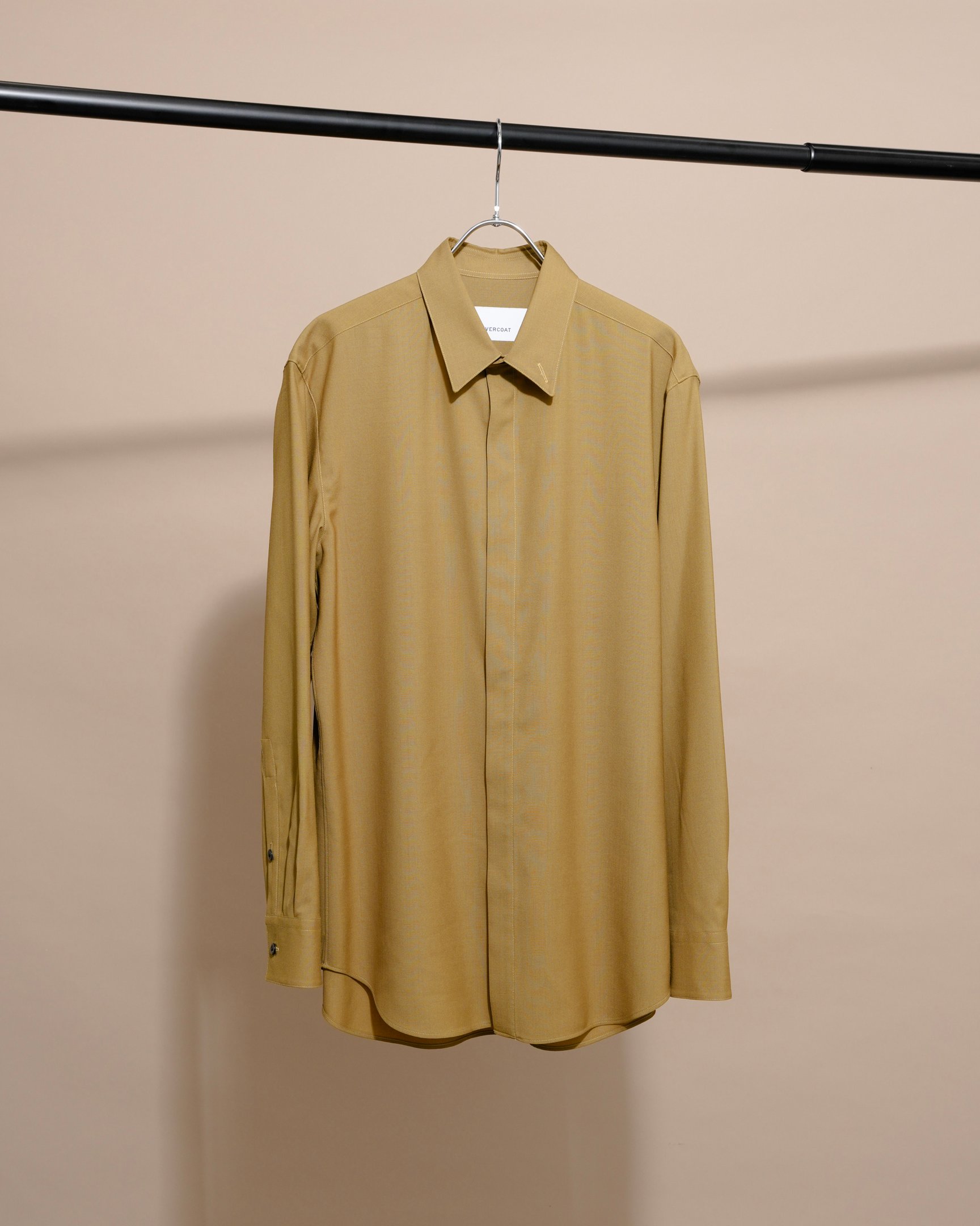 モスグリーンのロングスリーブシャツ。