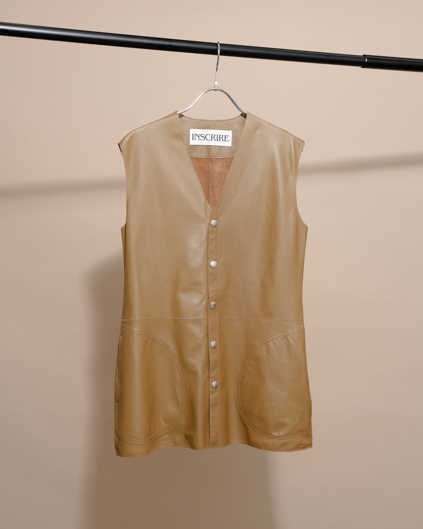 ブラウンのレザージレ。