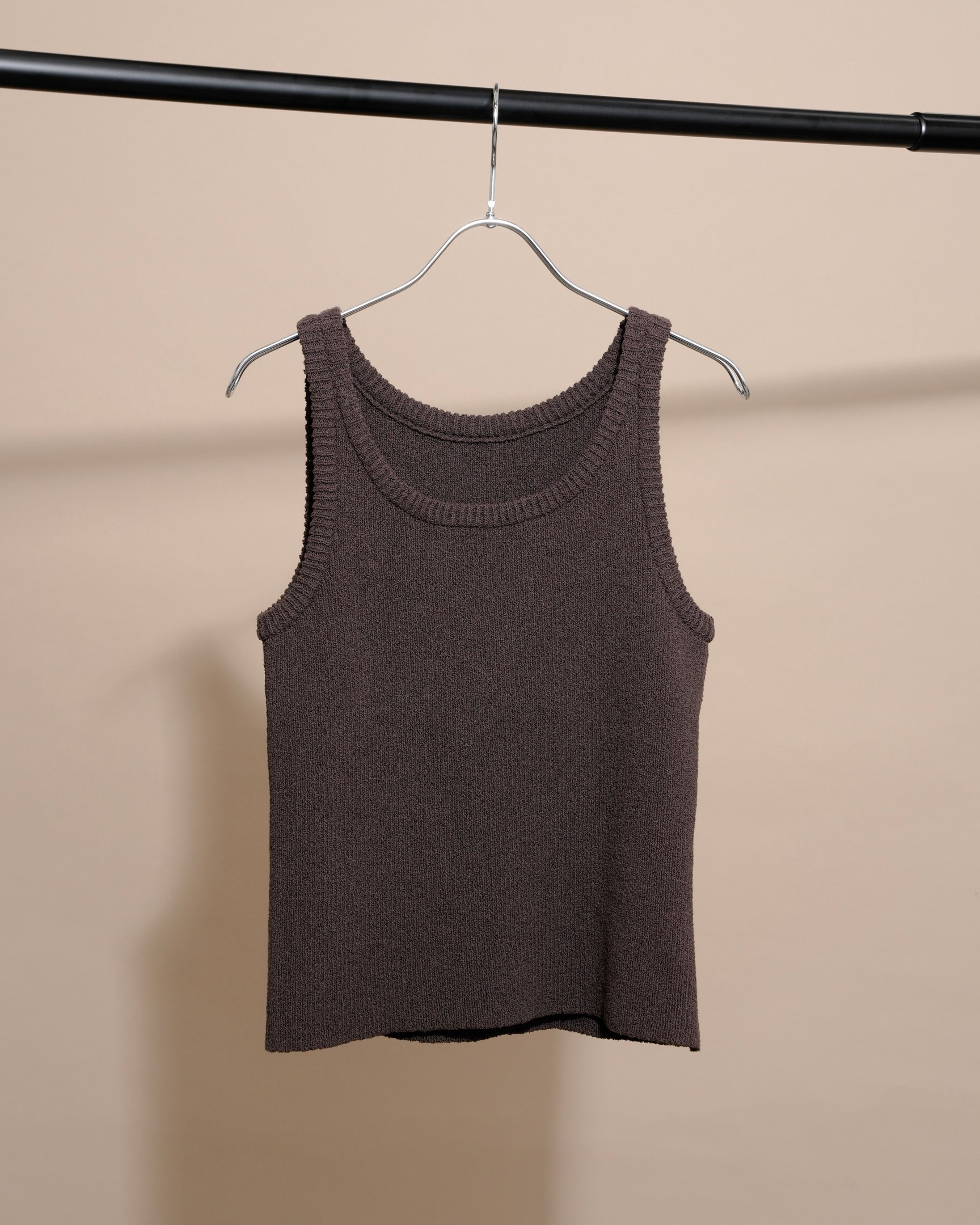 ブラウンのタンクトップ