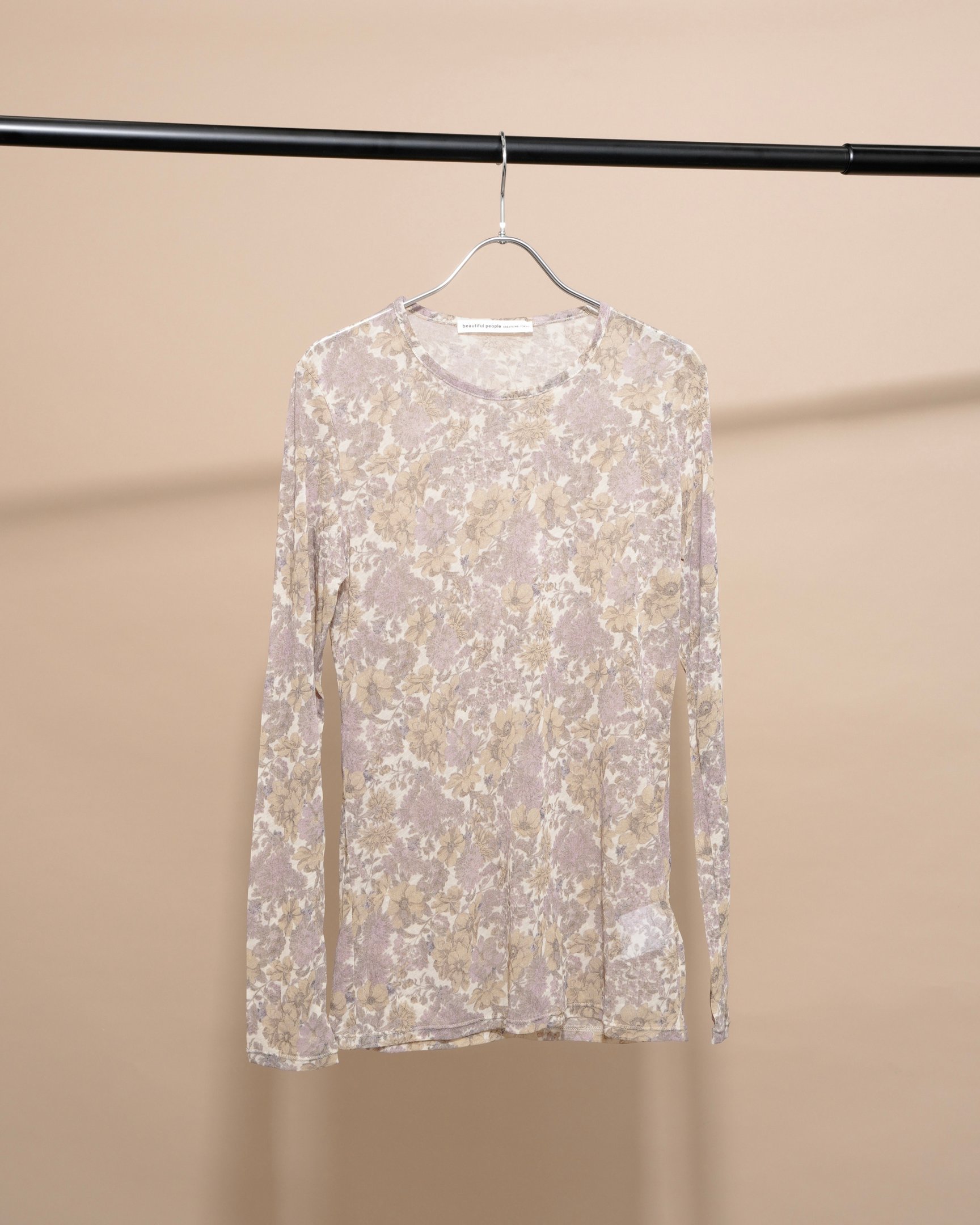 花柄のシアートップス。