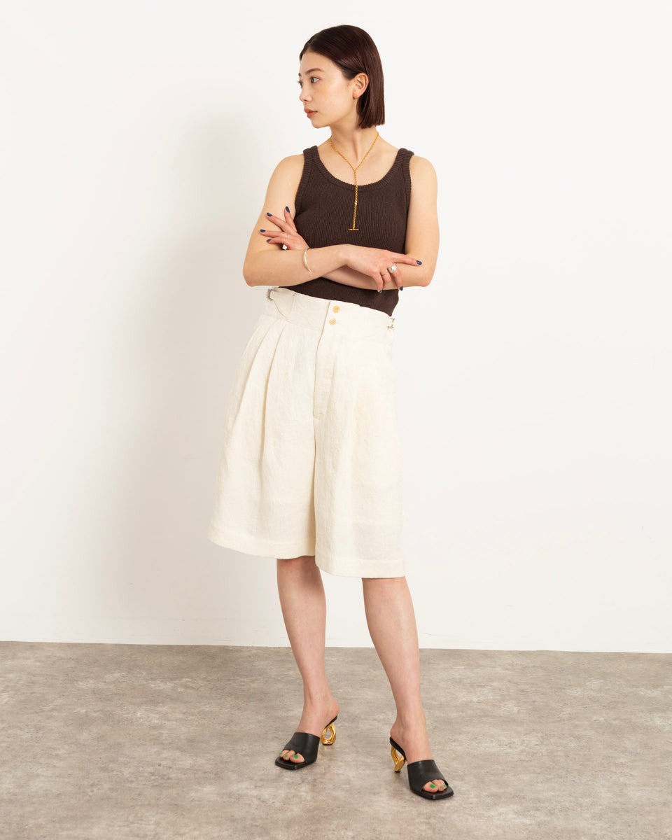 女性の着用画像。ホワイトのハーフパンツとのスタイリング。