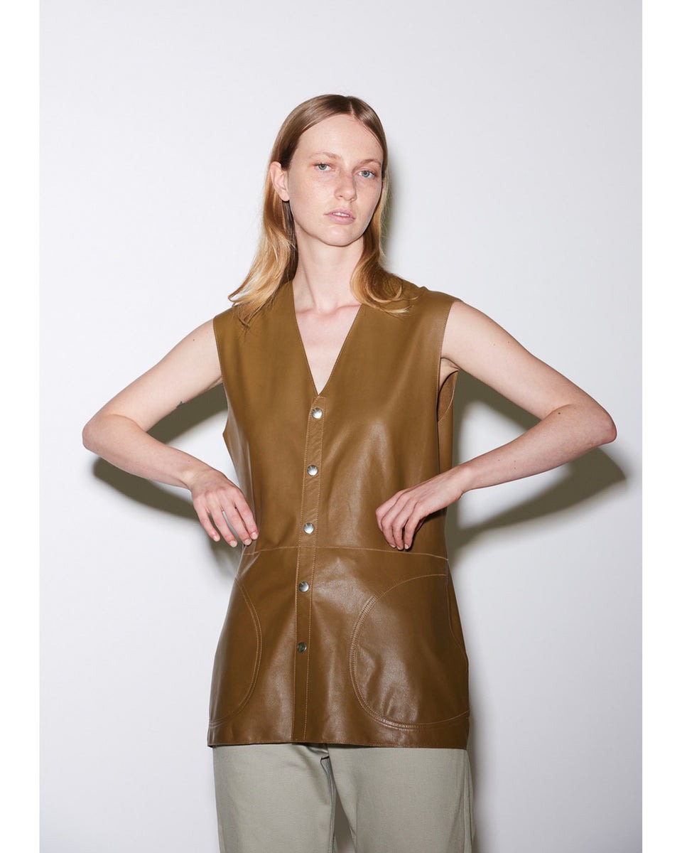 女性のルック画像。グレーのパンツとのスタイリング。