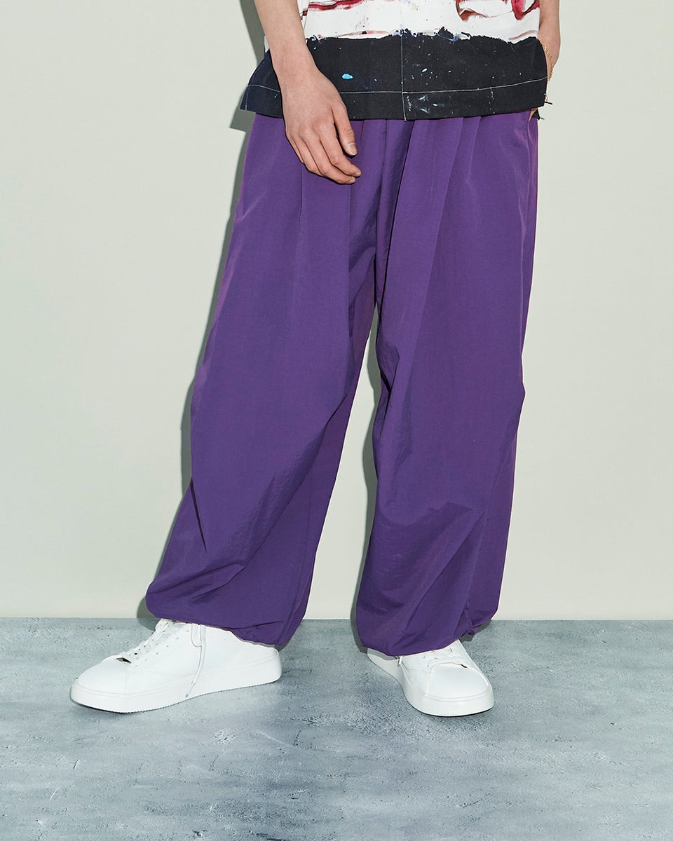 パープルのパンツを穿いた男性モデル