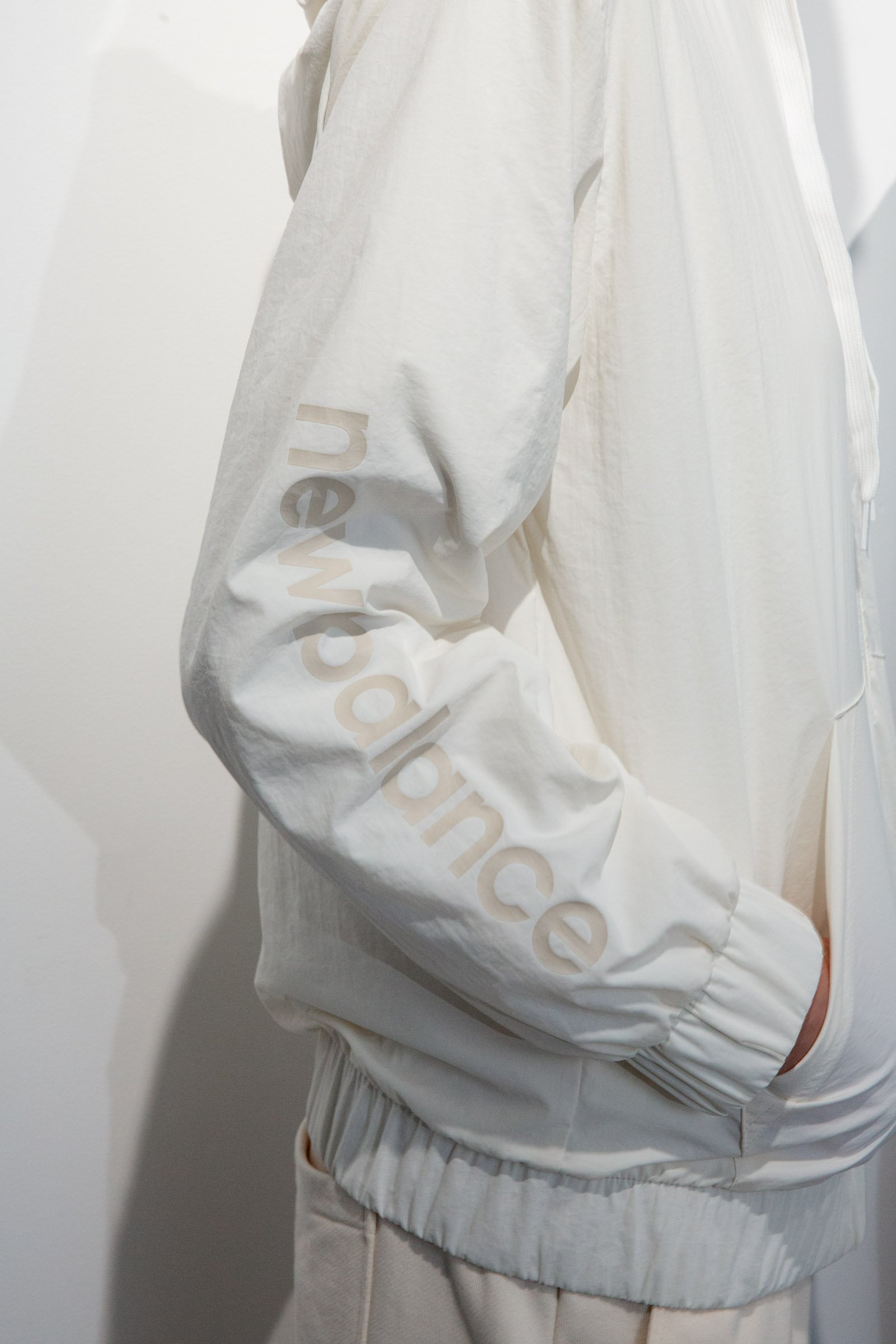 白いジャケットの袖