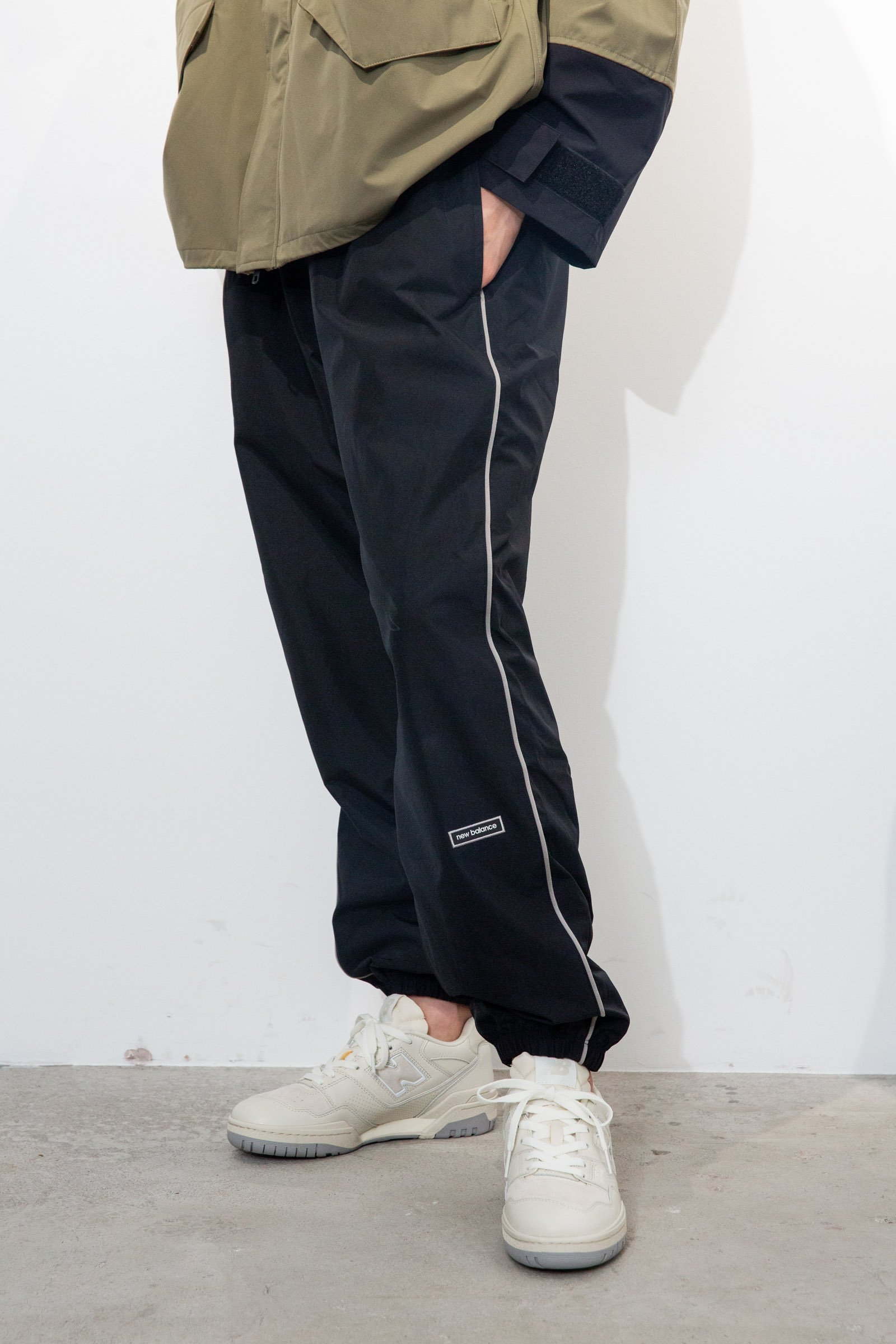 黒いパンツを履いた足元