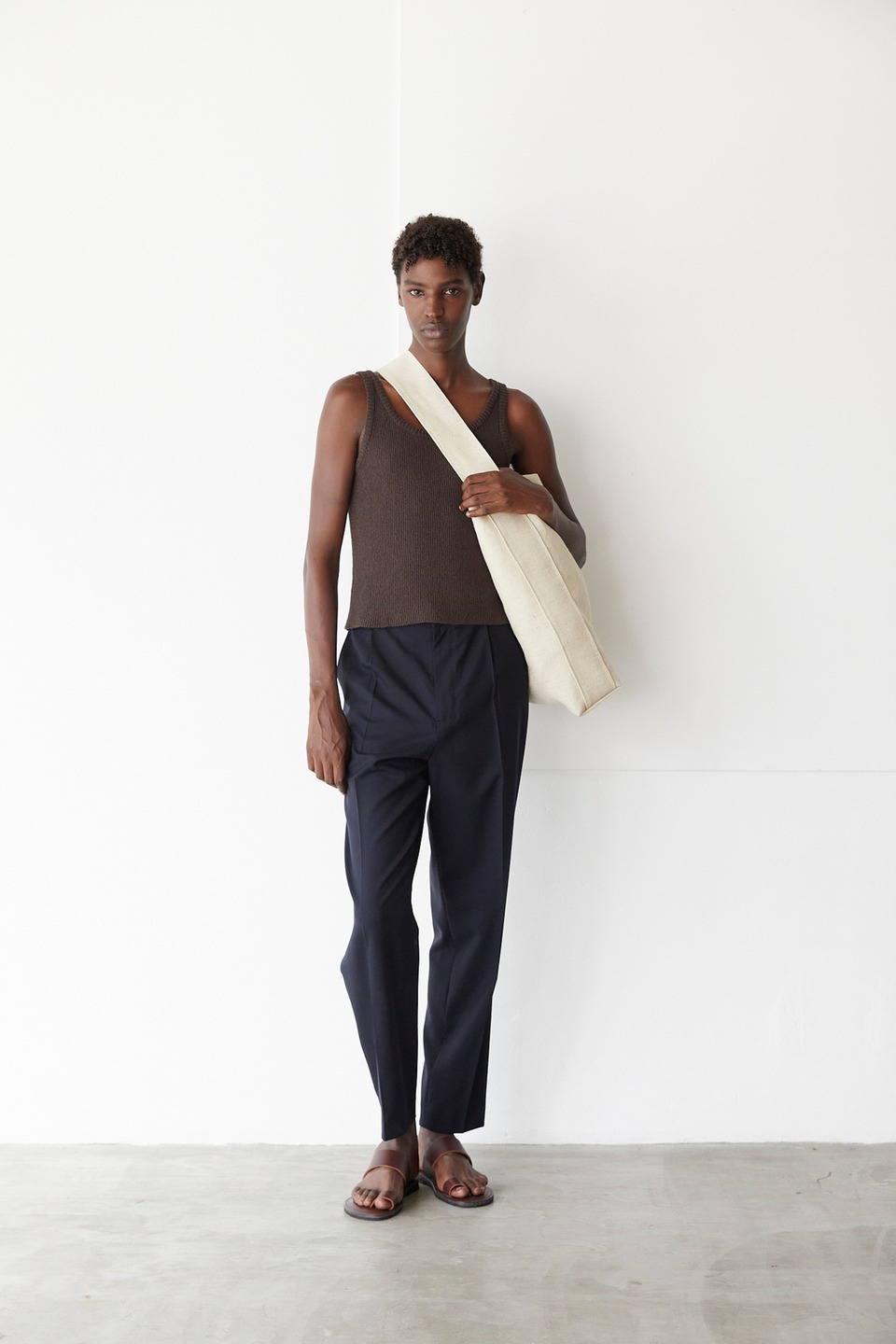 男性のルック画像。パンツとのスタイリング