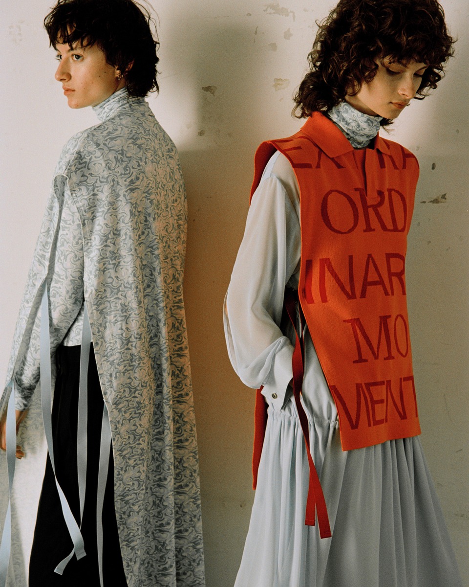 ニットベストのルック画像。