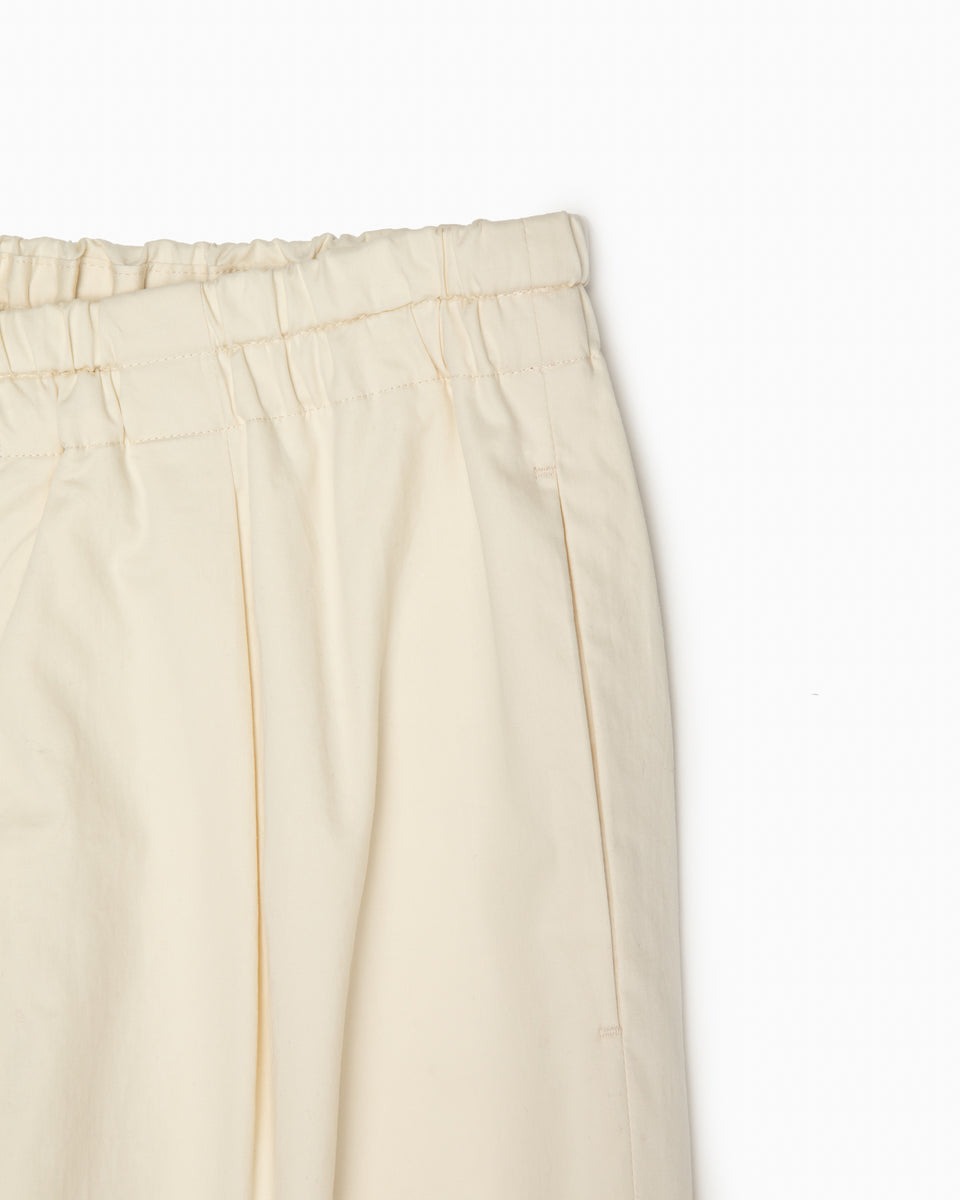 ホワイトのパンツのウエスト部分