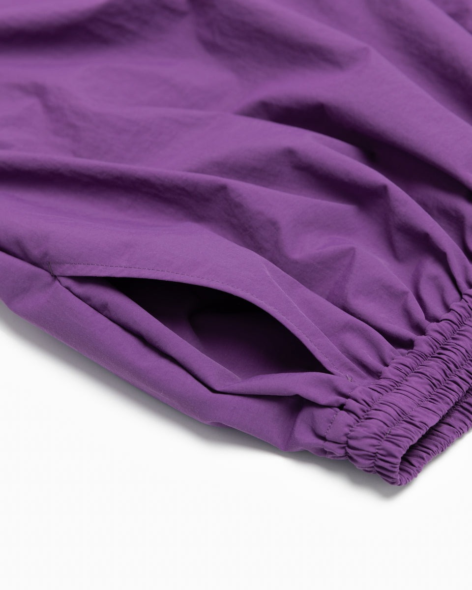 パープルのパンツの左ポケット