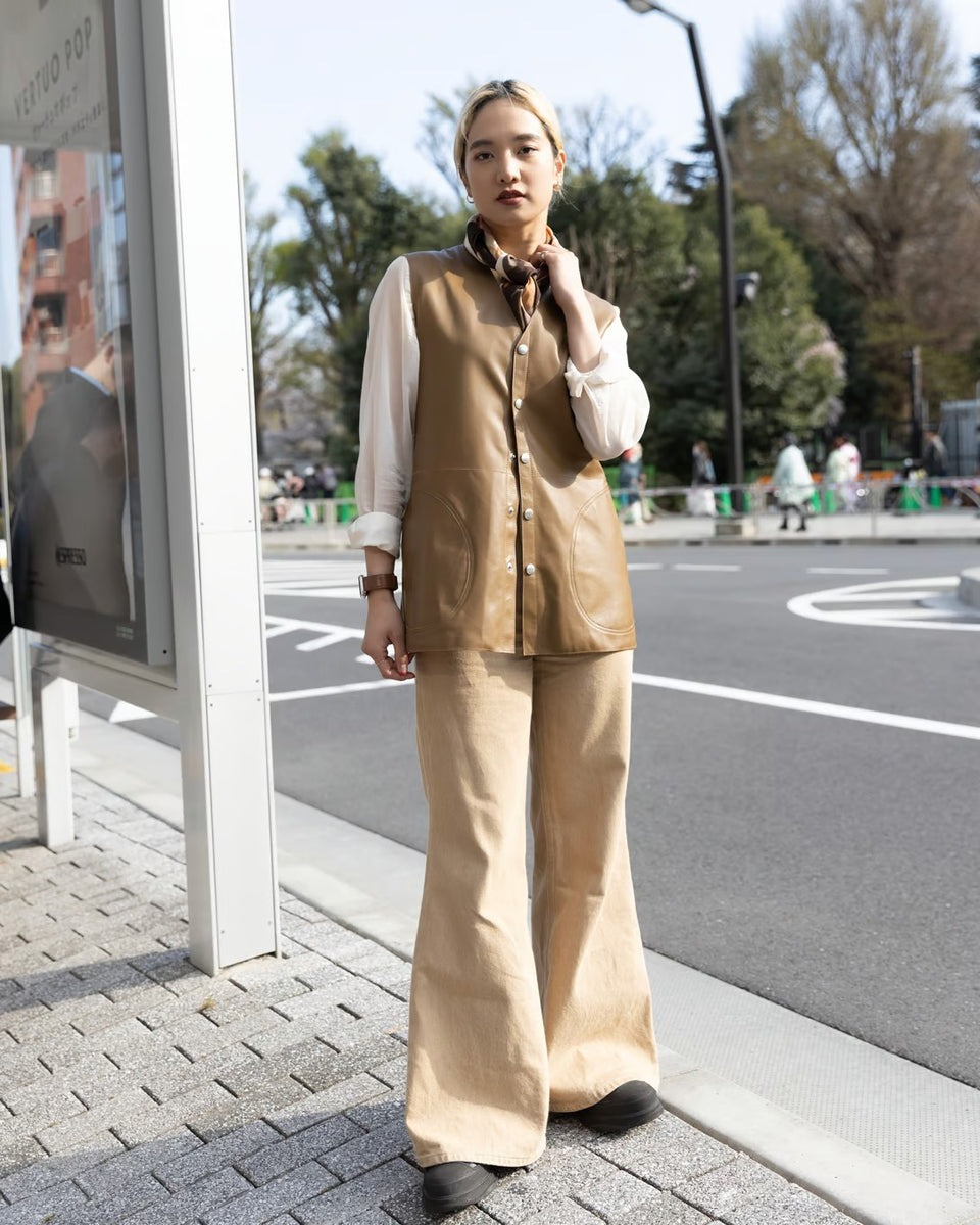 女性のスナップ画像。ベージュカラーのワイドパンツとのスタイリング。