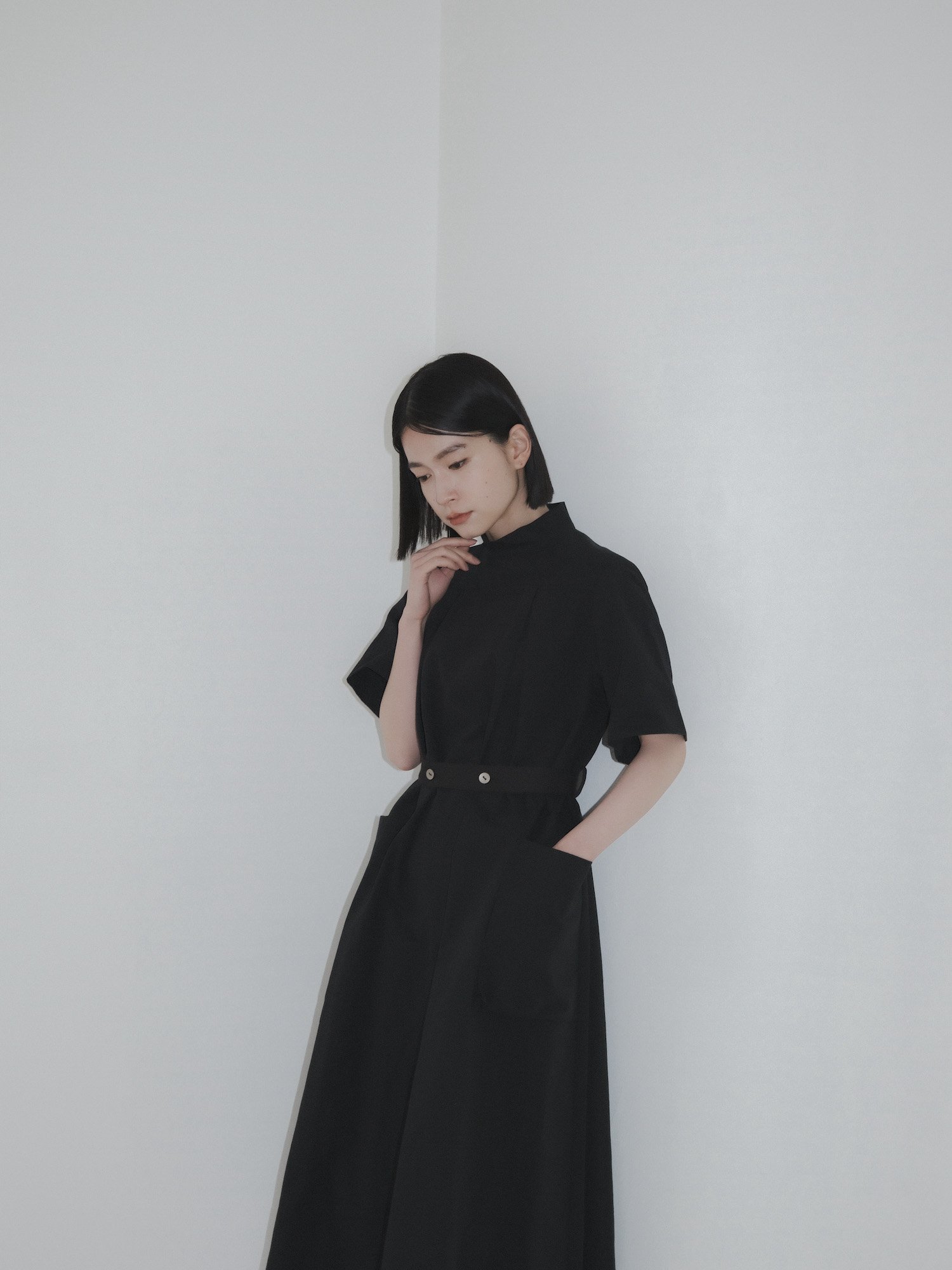 女性モデルを起用したブランドルック