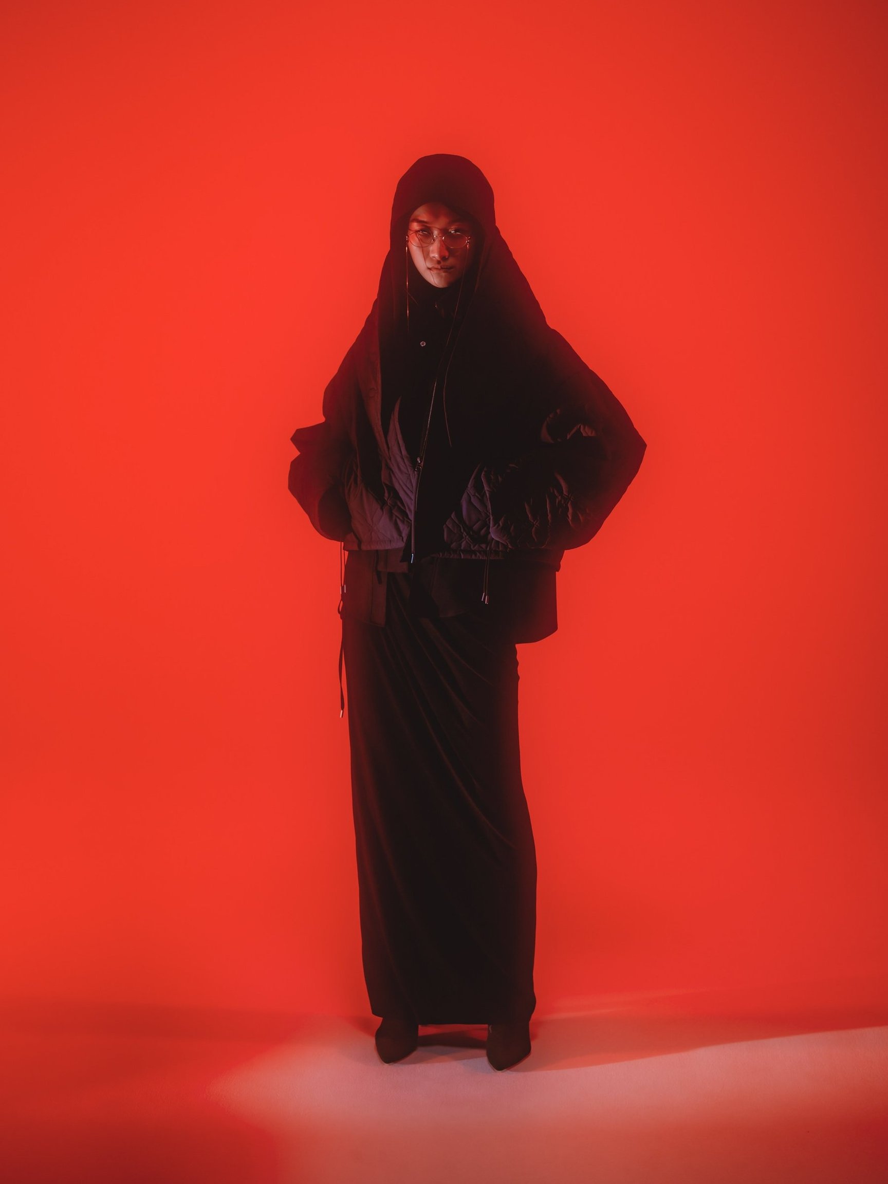 ハトラのワンピースを着用した女性モデル