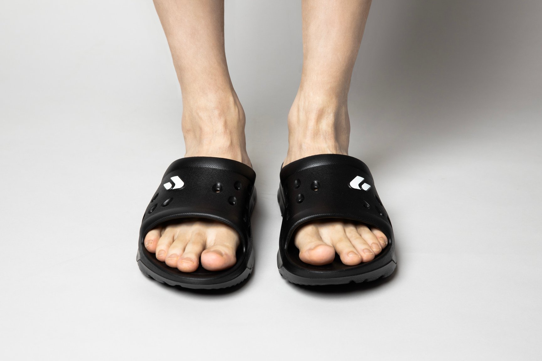 サンダルを履いた足