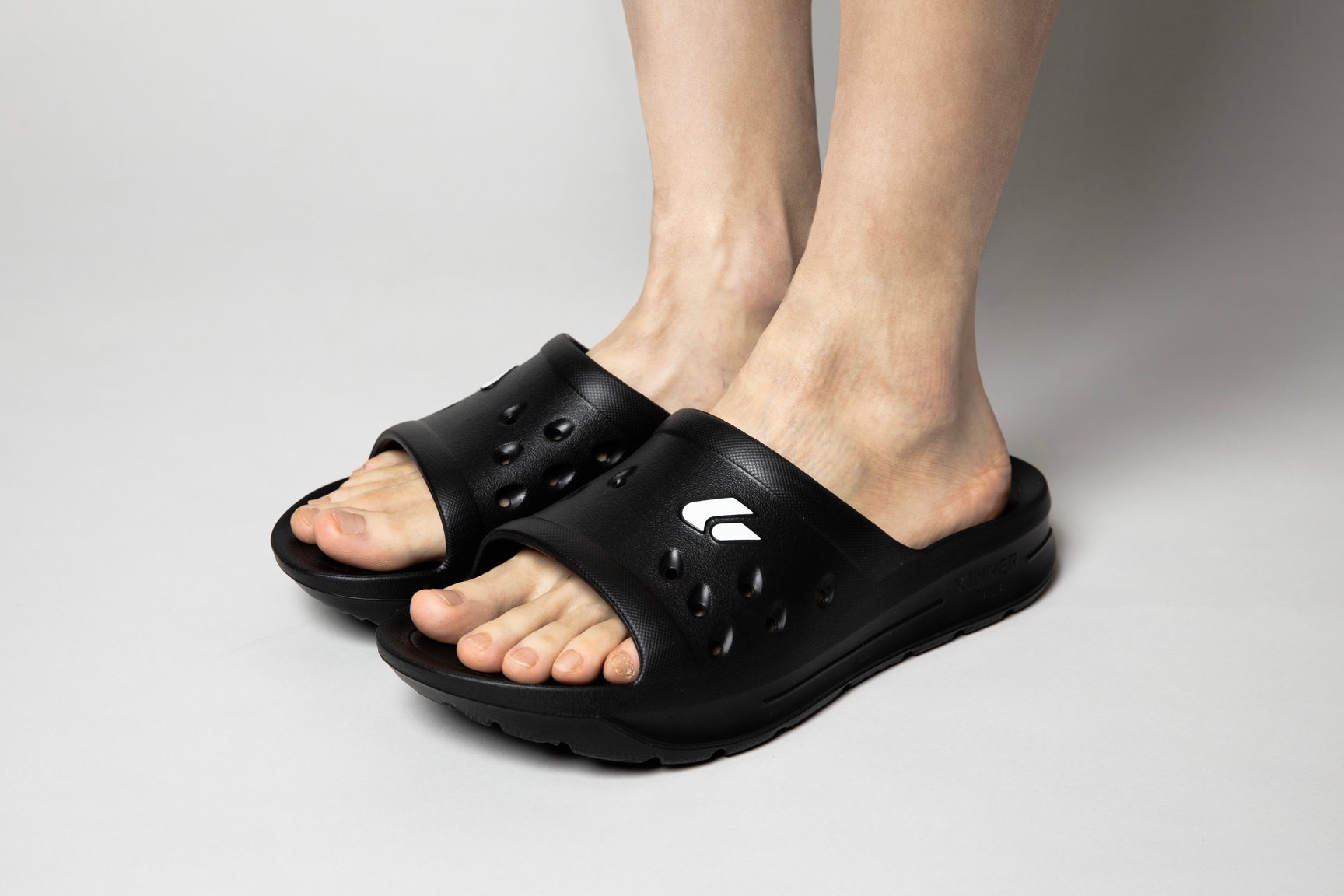 サンダルを履いた足