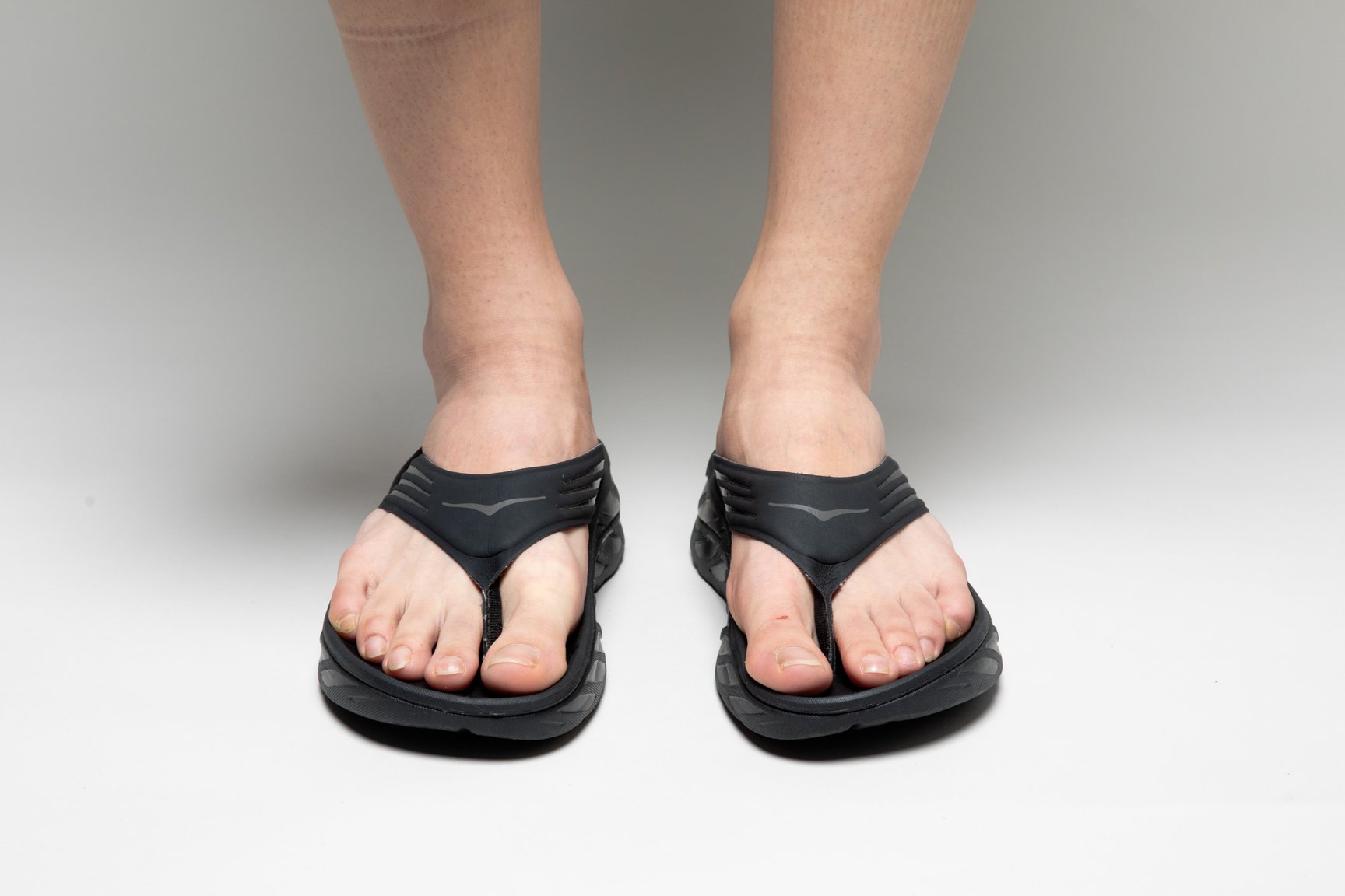 サンダルを履いた足