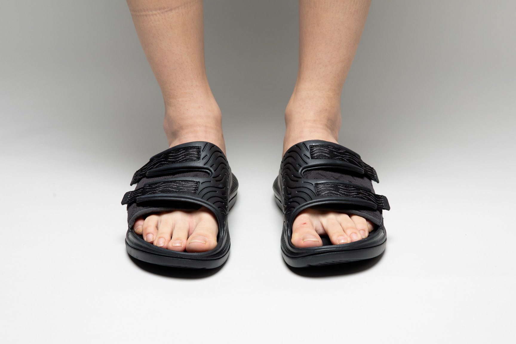 サンダルを履いた足