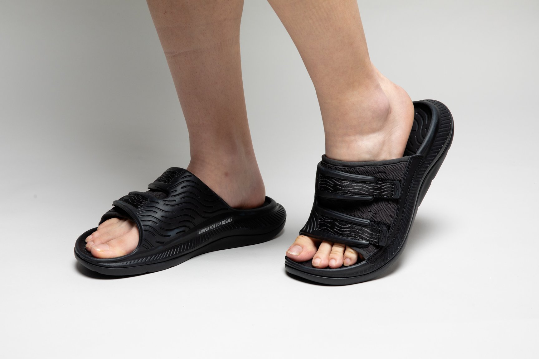 サンダルを履いた足