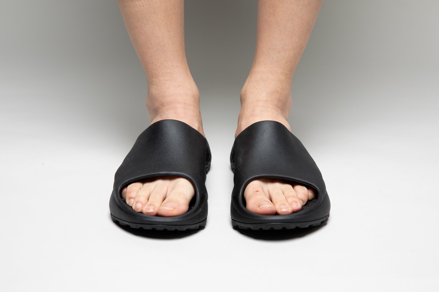 サンダルを履いた足