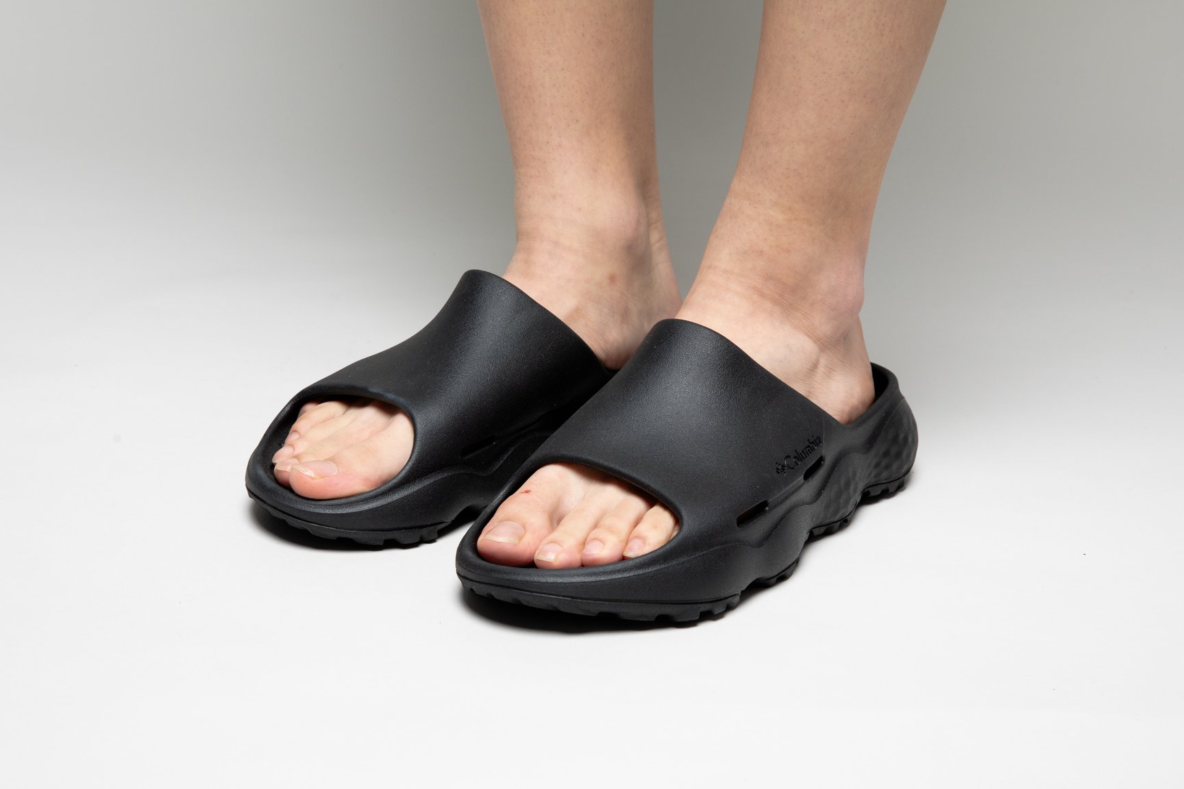 サンダルを履いた足