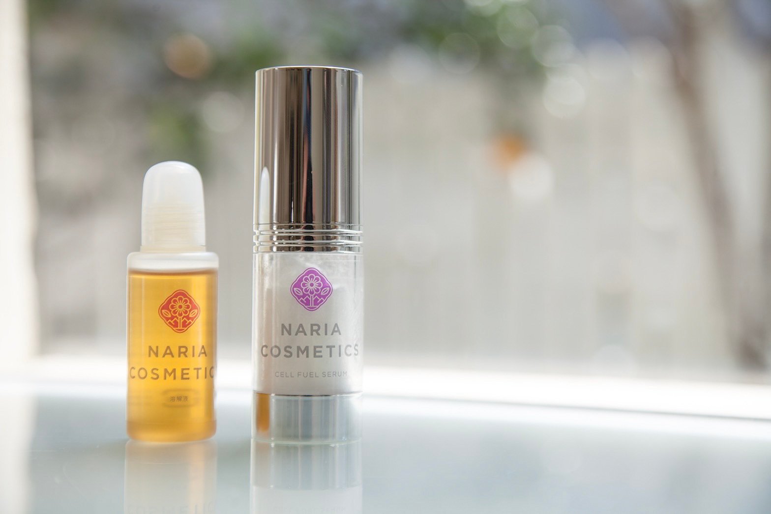 窓際に化粧品が2つ並ぶ写真