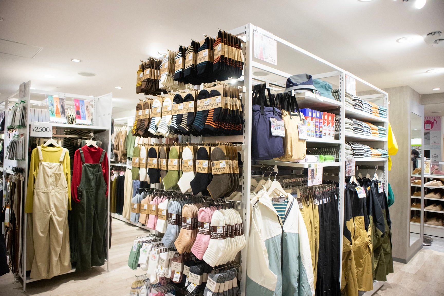 デザインで勝負するワークマン「Workman Colors」1号店内部を初公開