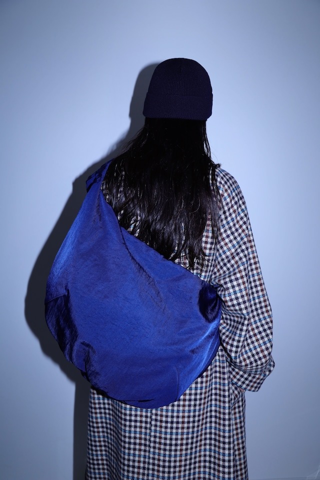 バッグを持つ男性モデル