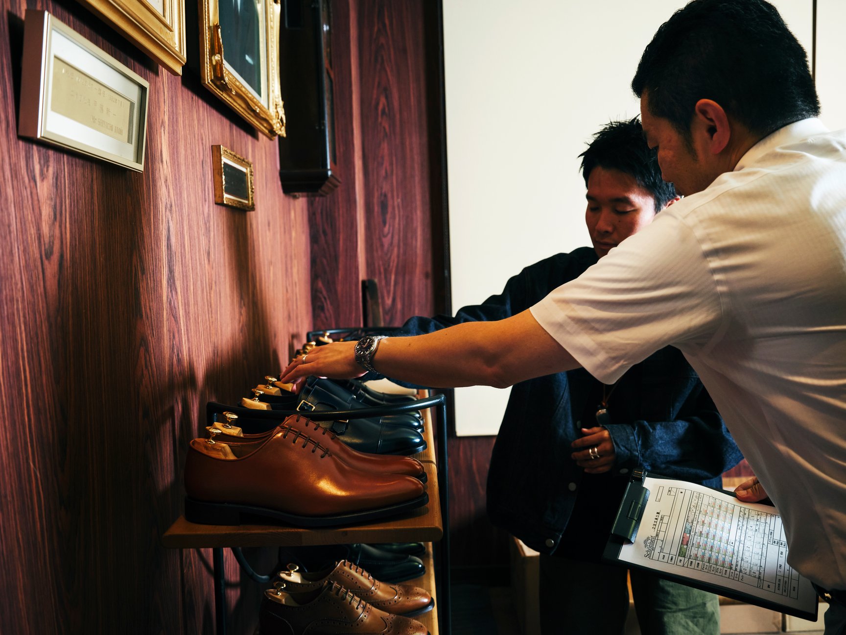 革靴をオーダーする様子