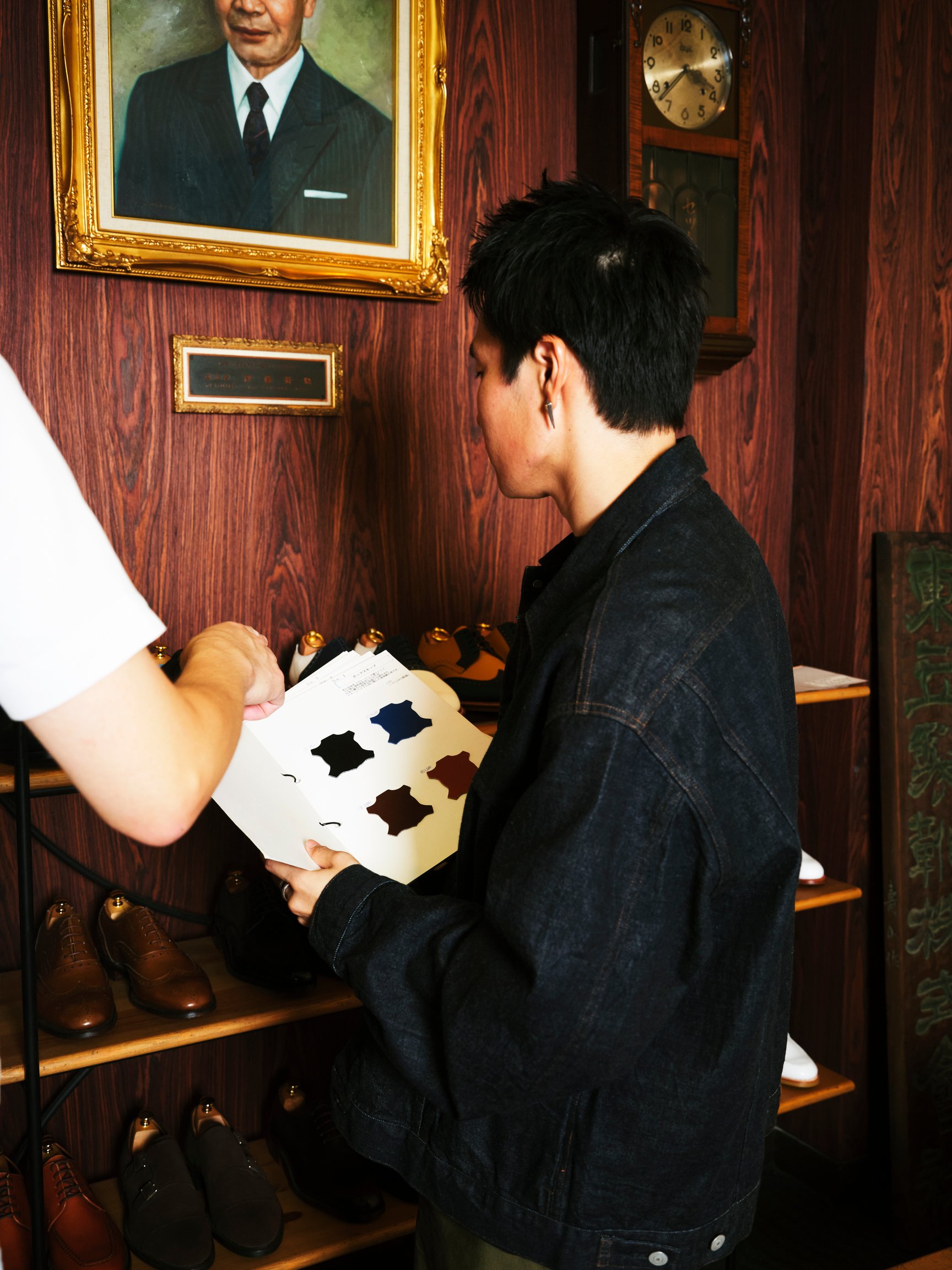 革靴をオーダーする様子