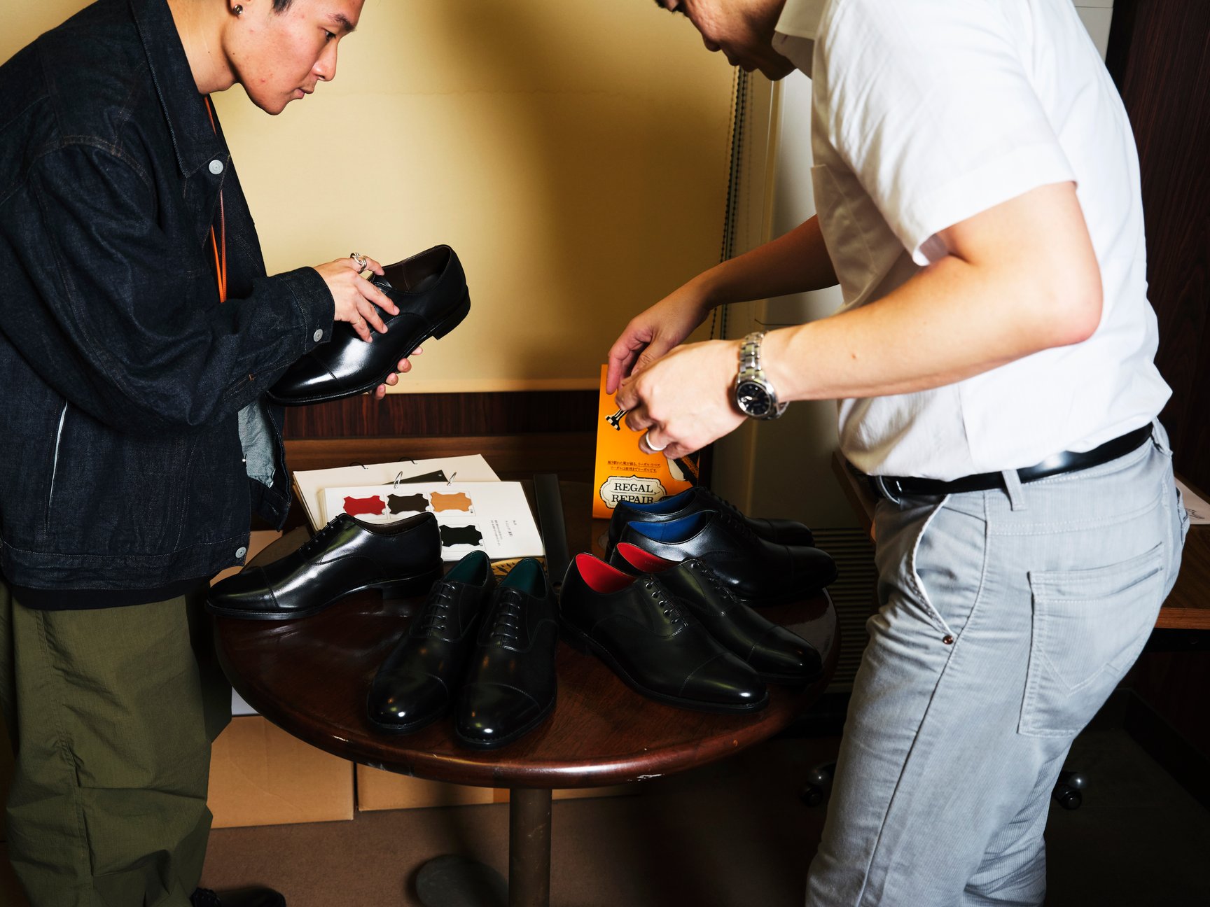 革靴をオーダーする様子