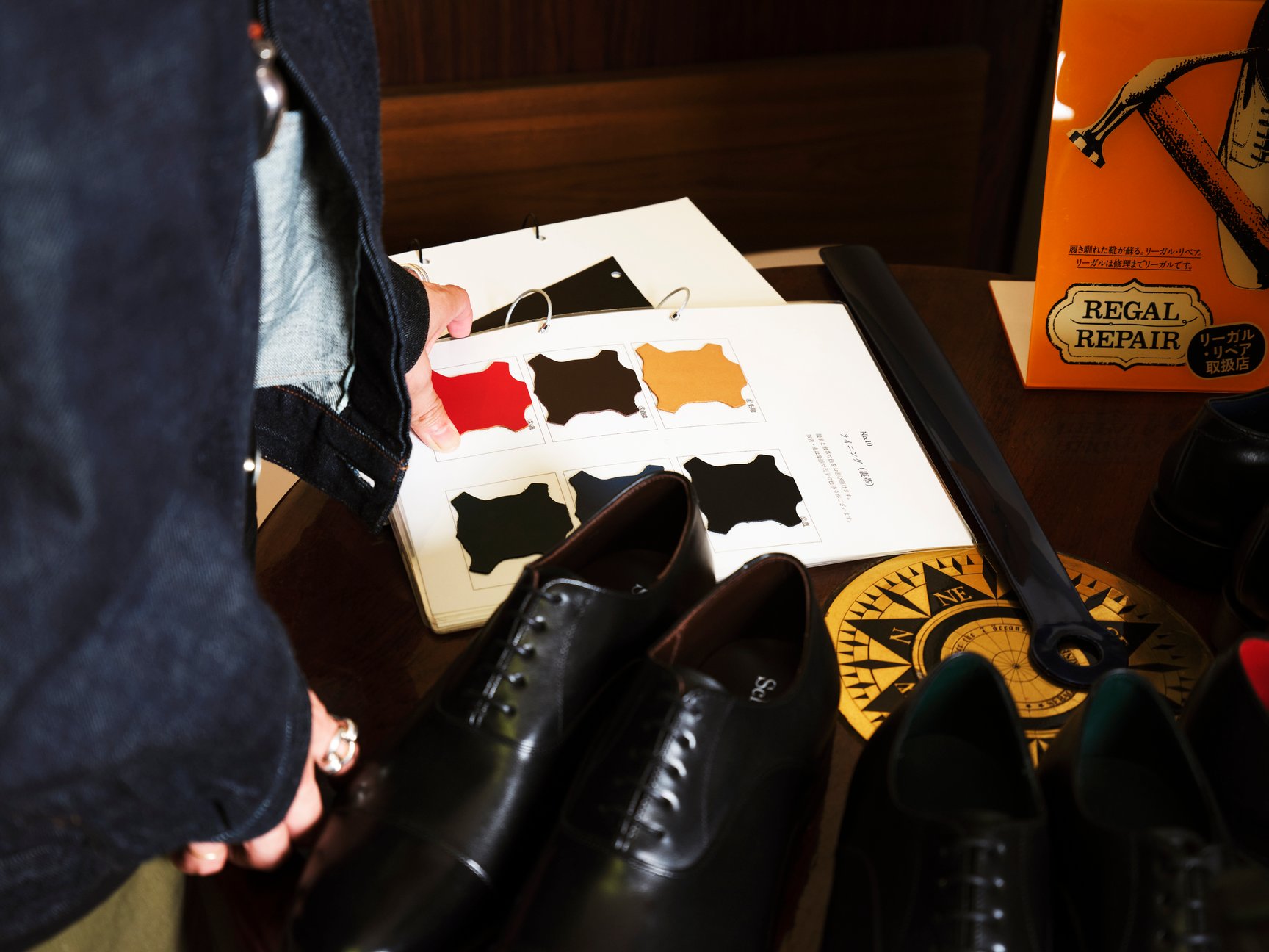 革靴をオーダーする様子