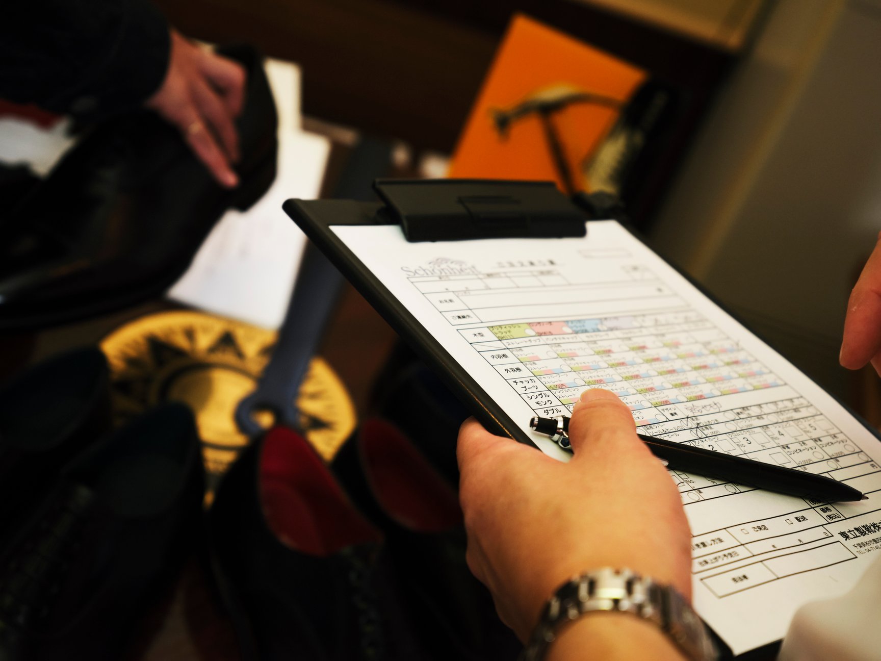 革靴をオーダーする様子