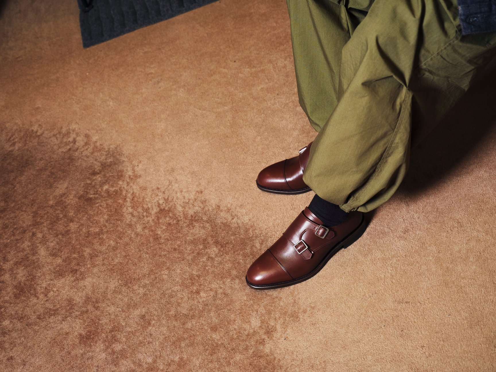茶色い革靴を履いた男性