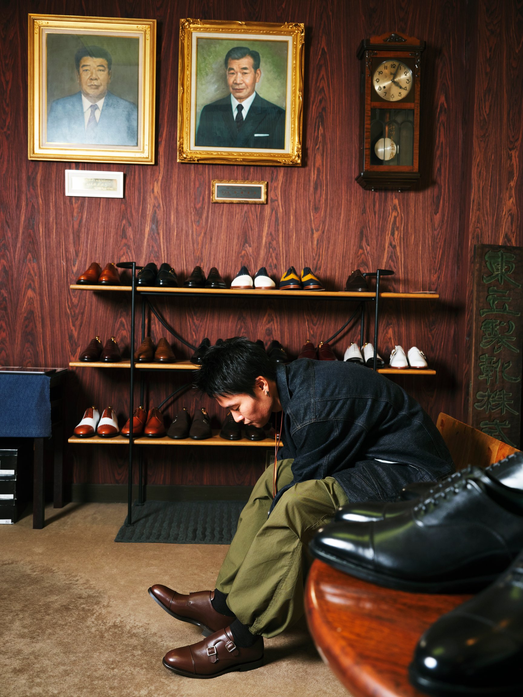 茶色い革靴を履いた男性