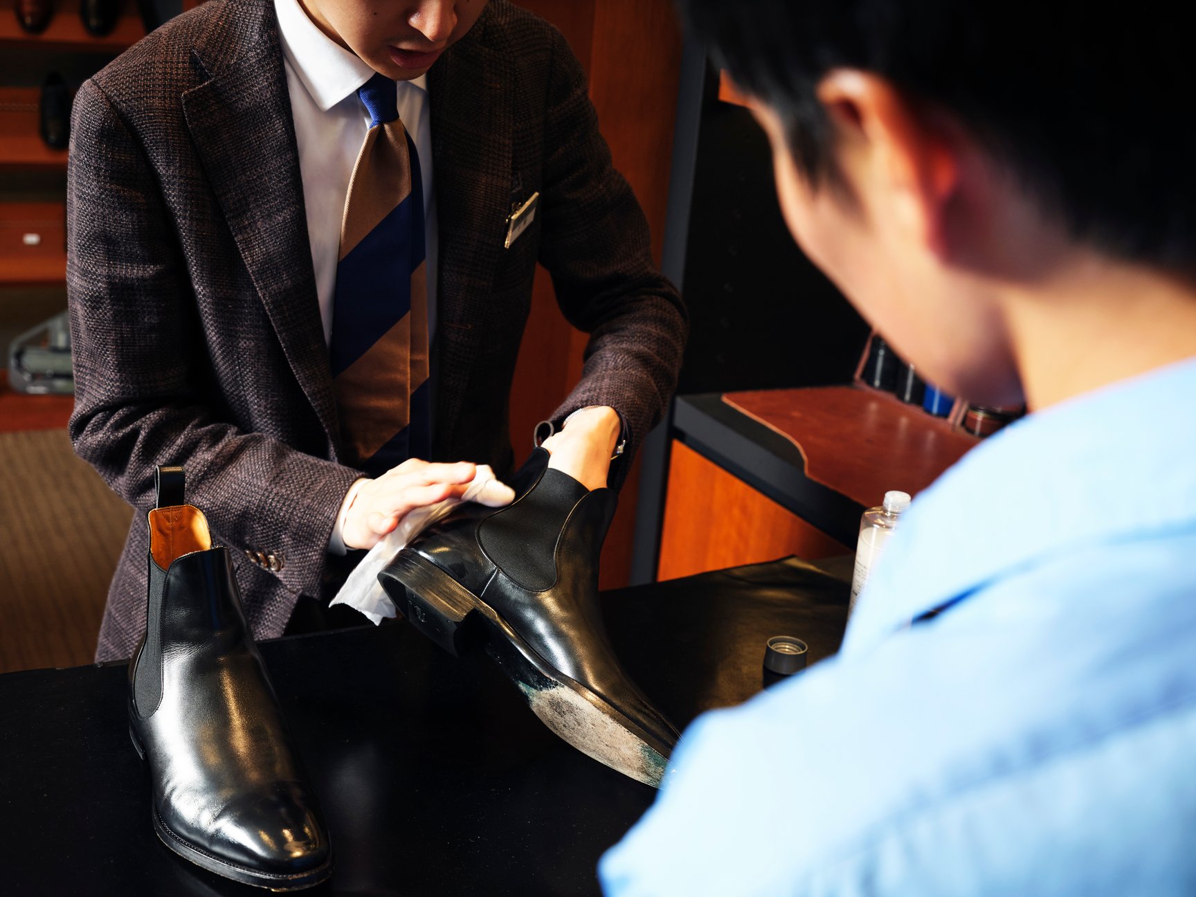 靴磨きの様子