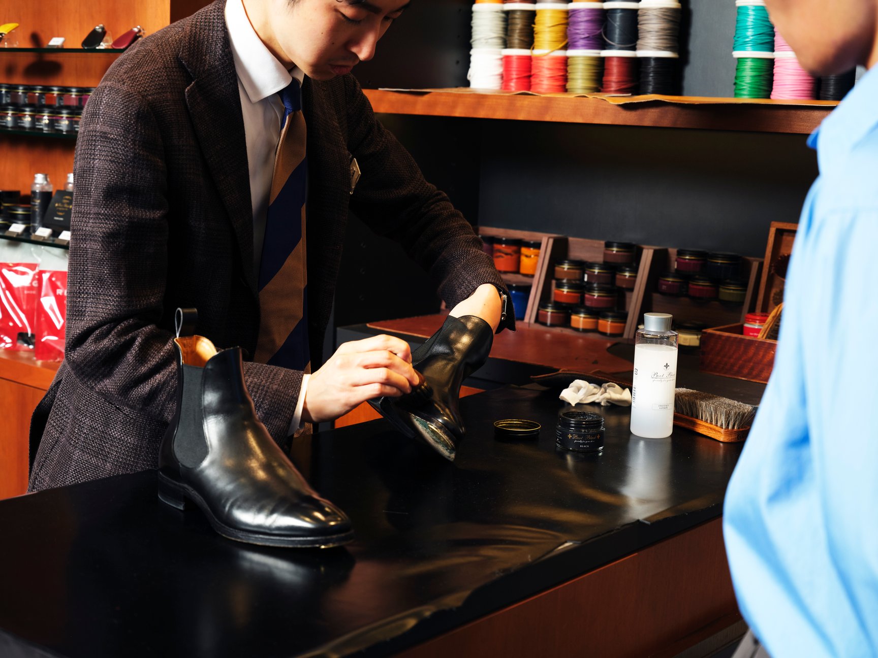 靴磨きの様子