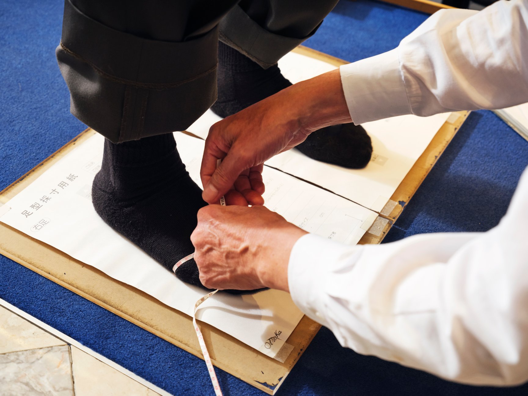 足のサイズ計測の様子