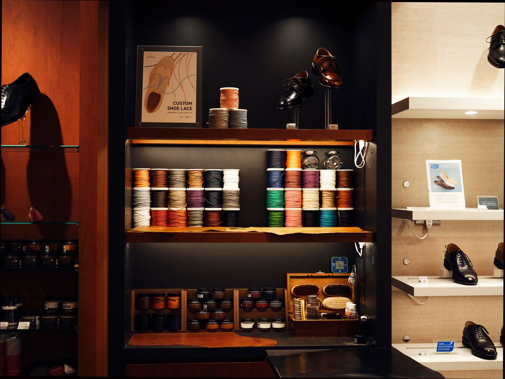 リーガル日本橋店の店内