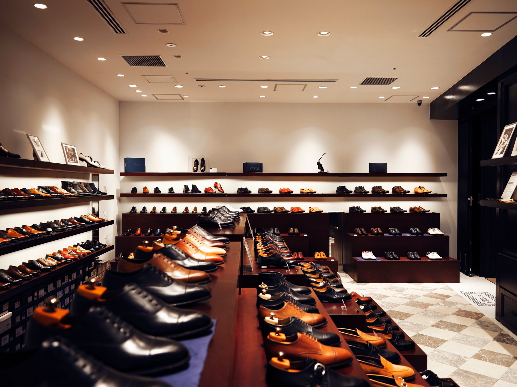 シューマニュファクチャーズ［オーツカ］の店内