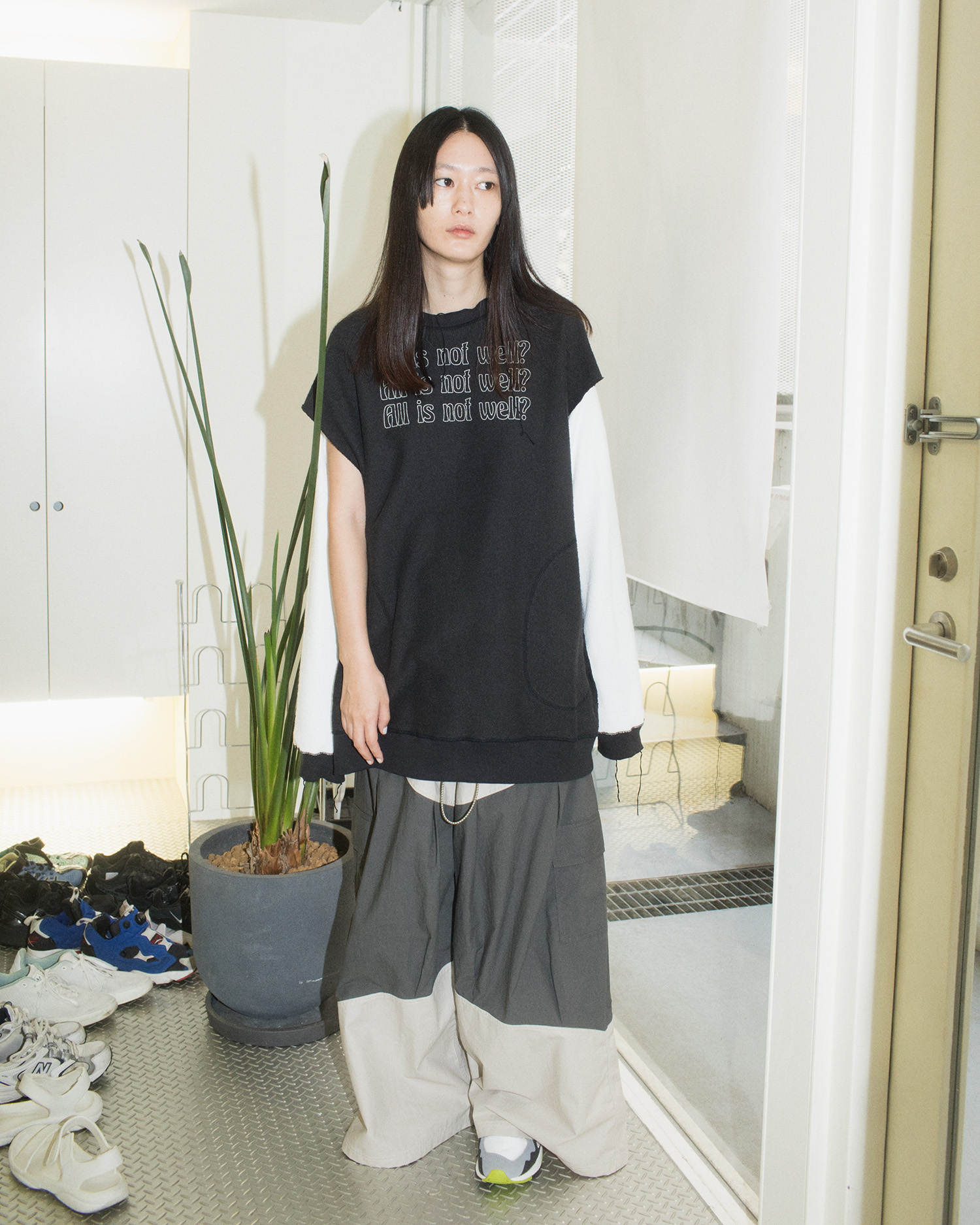 パーカーを着用した女性のルック画像。