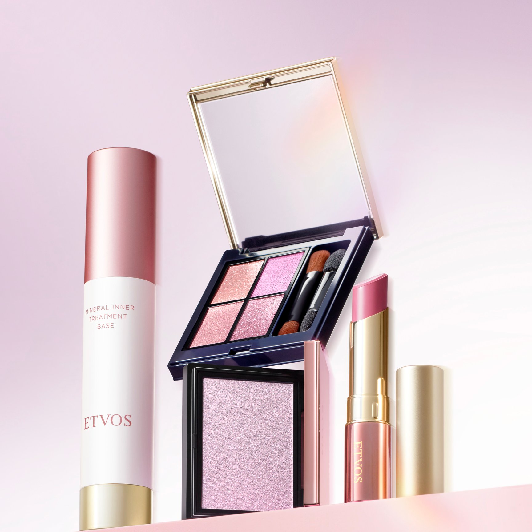 化粧下地、アイシャドウパレット、ハイライトパウダー、リップ