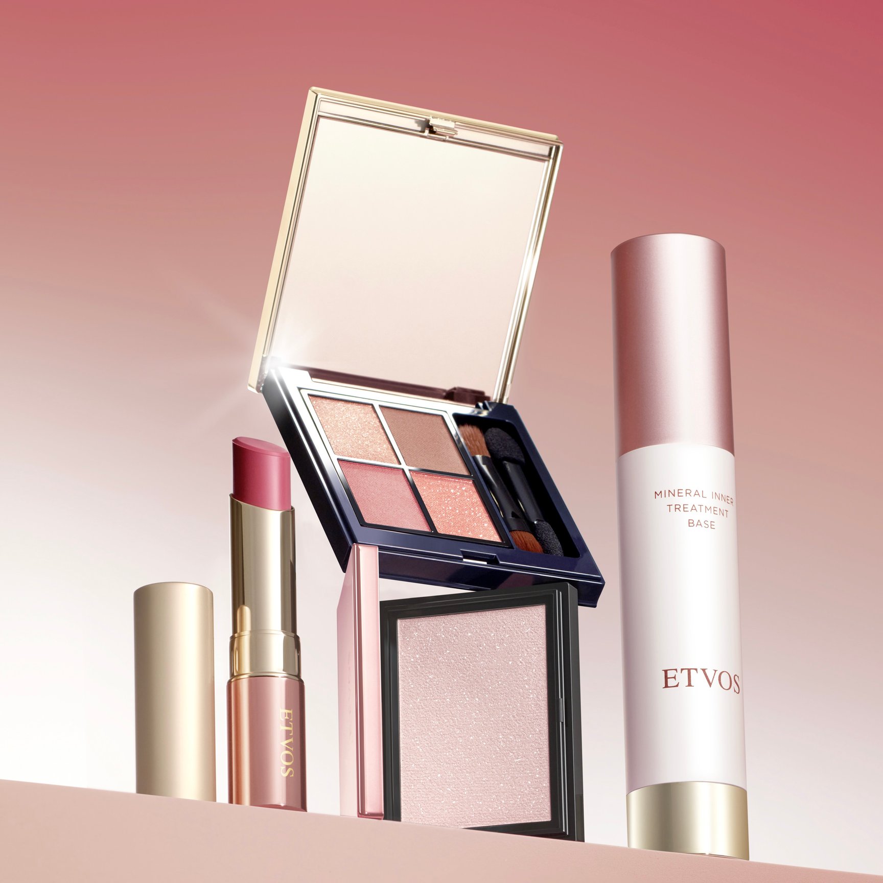 化粧下地、アイシャドウパレット、ハイライトパウダー、リップ