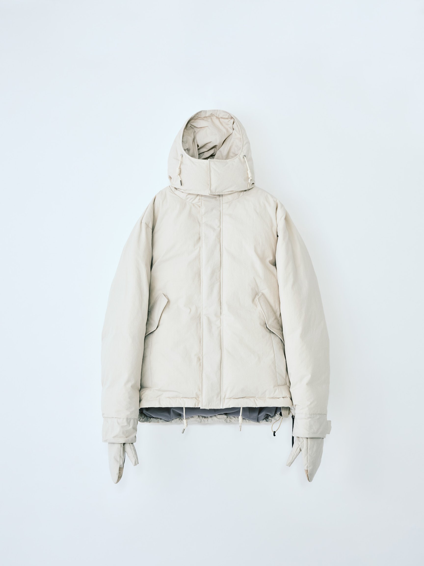 白のダウンジャケット