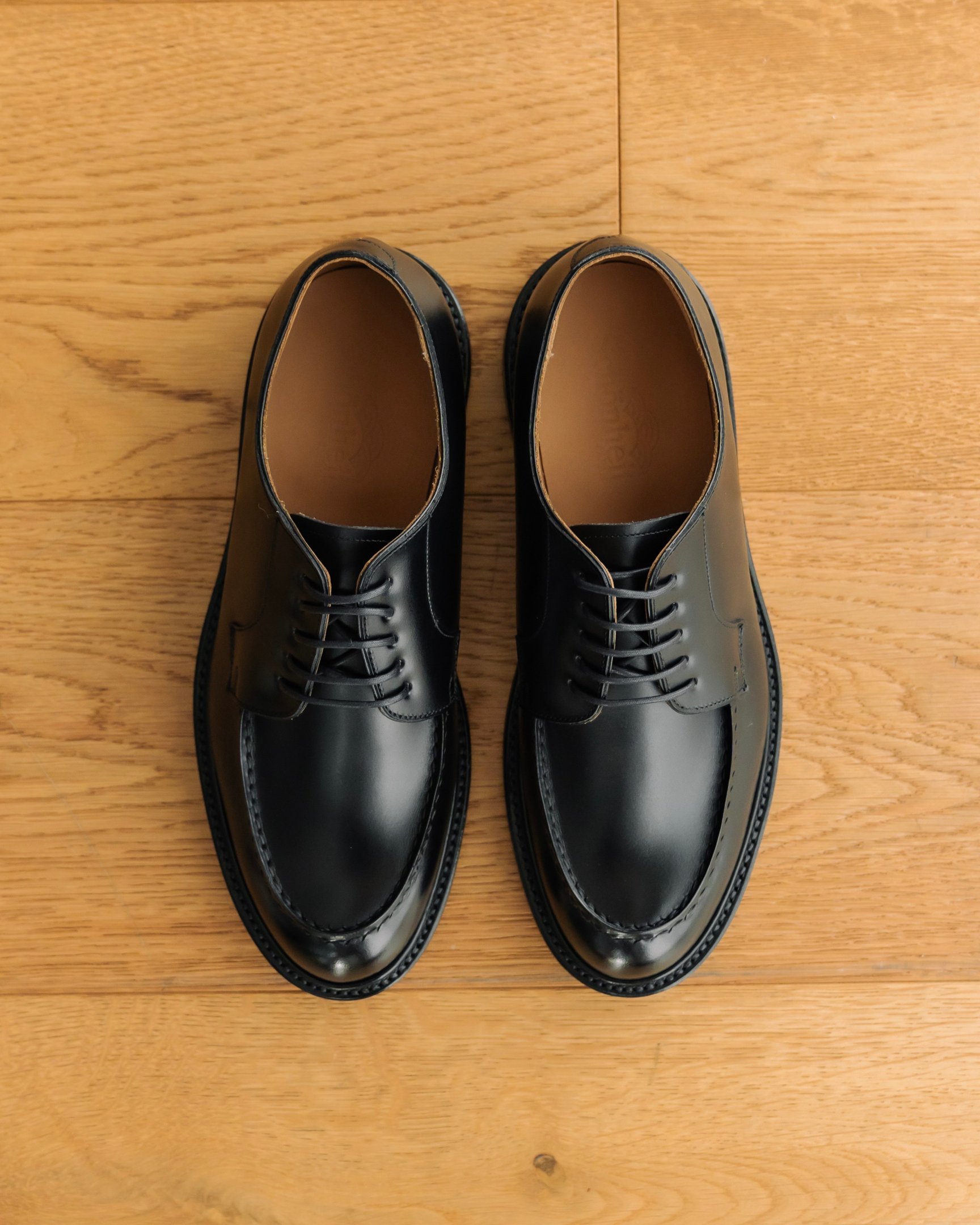 黒い革靴