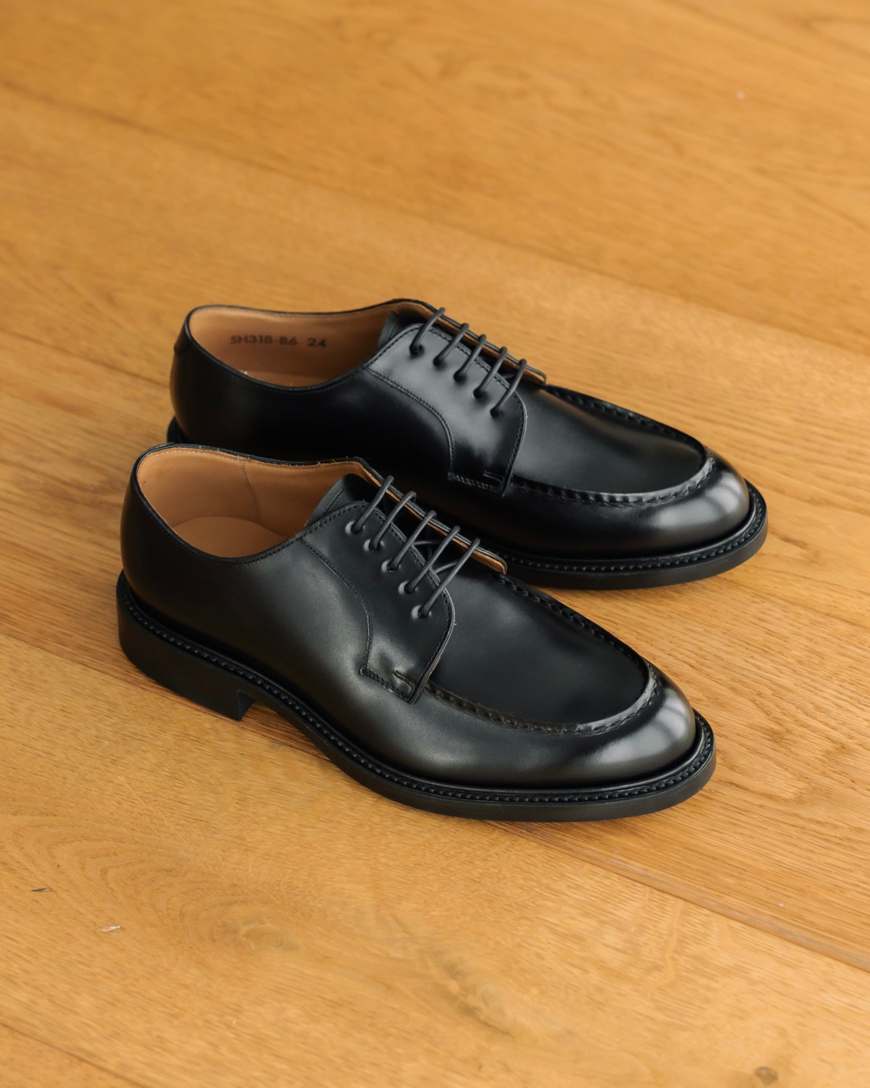 黒い革靴