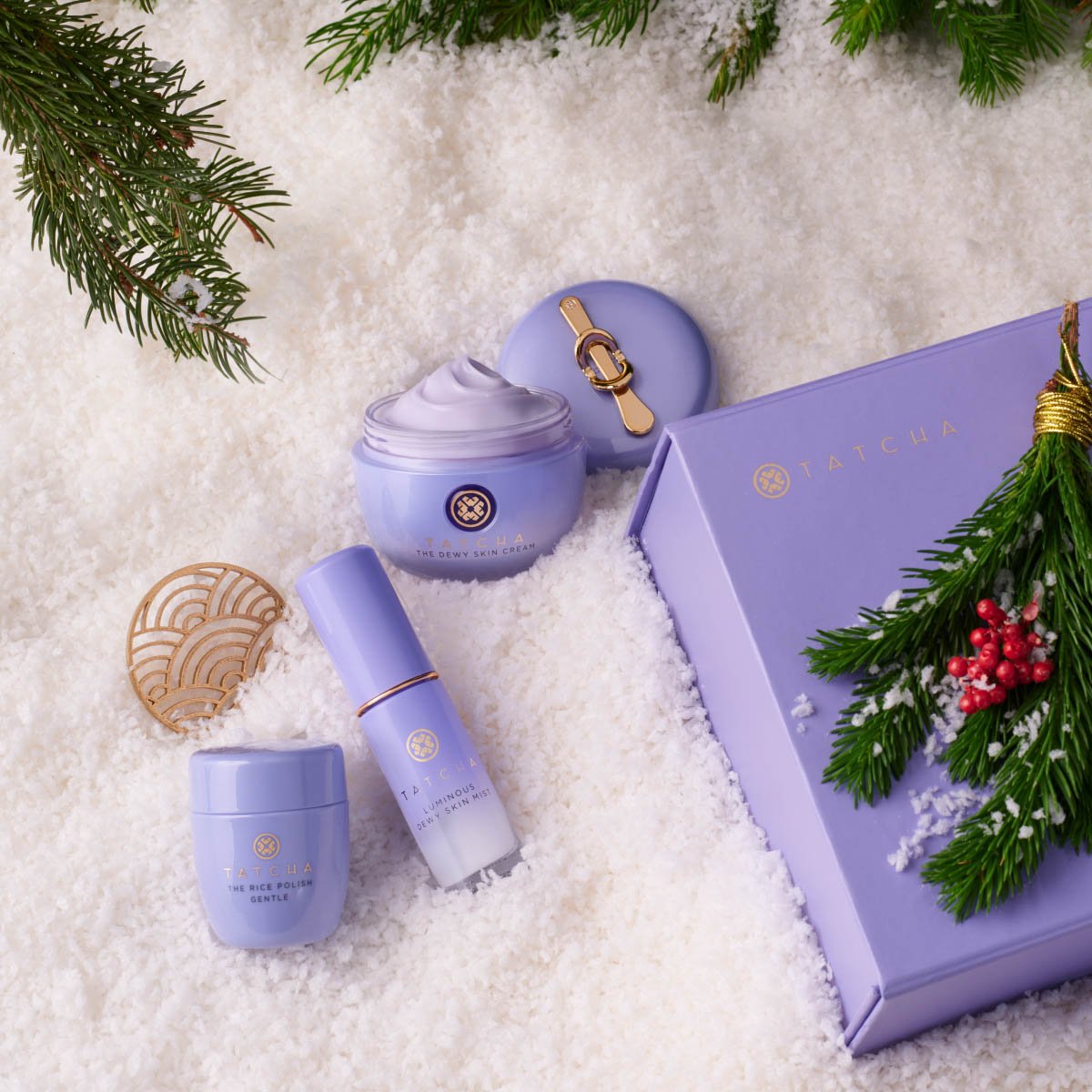 紫を基調としたスキンケアアイテムのクリスマスコフレ