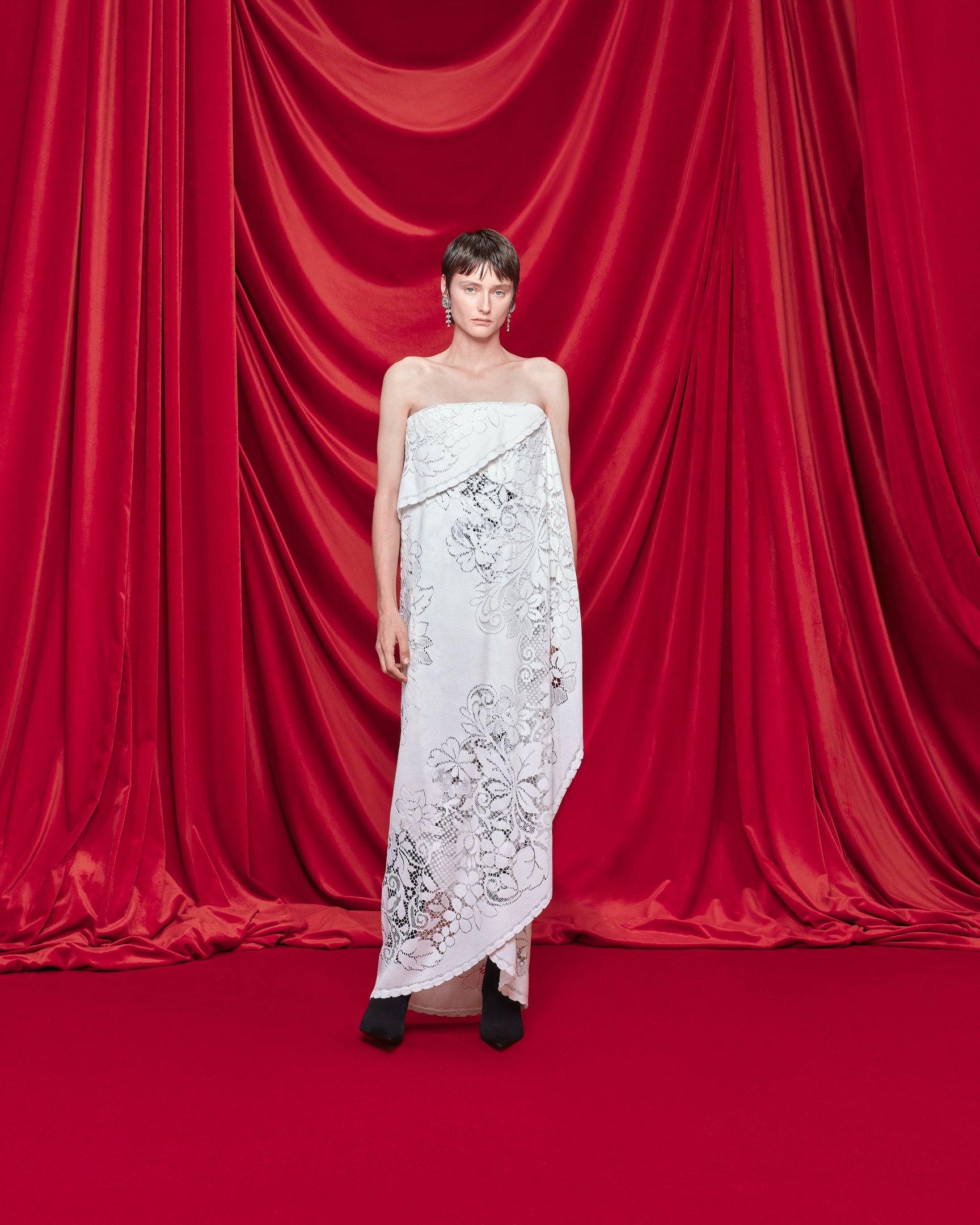 テーブルクロスを使用したドレス