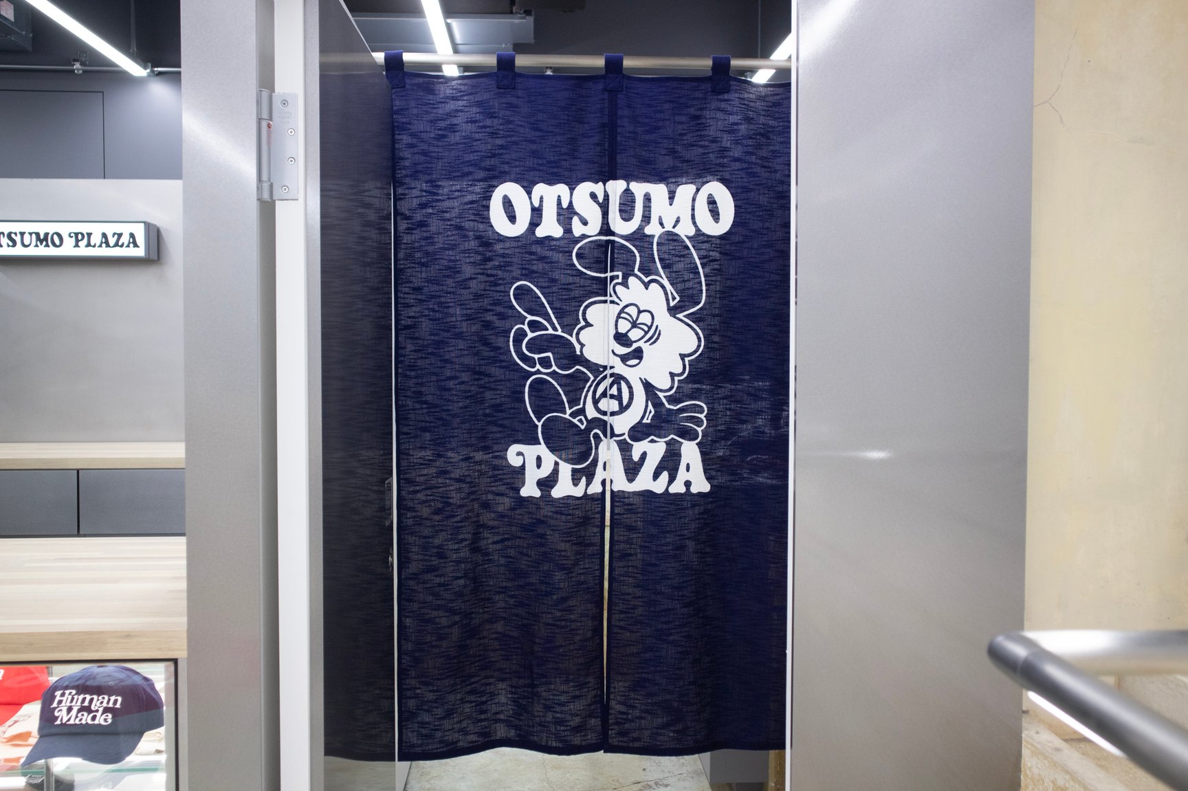 NIGO®とVERDYのコンセプトショップ店内の暖簾