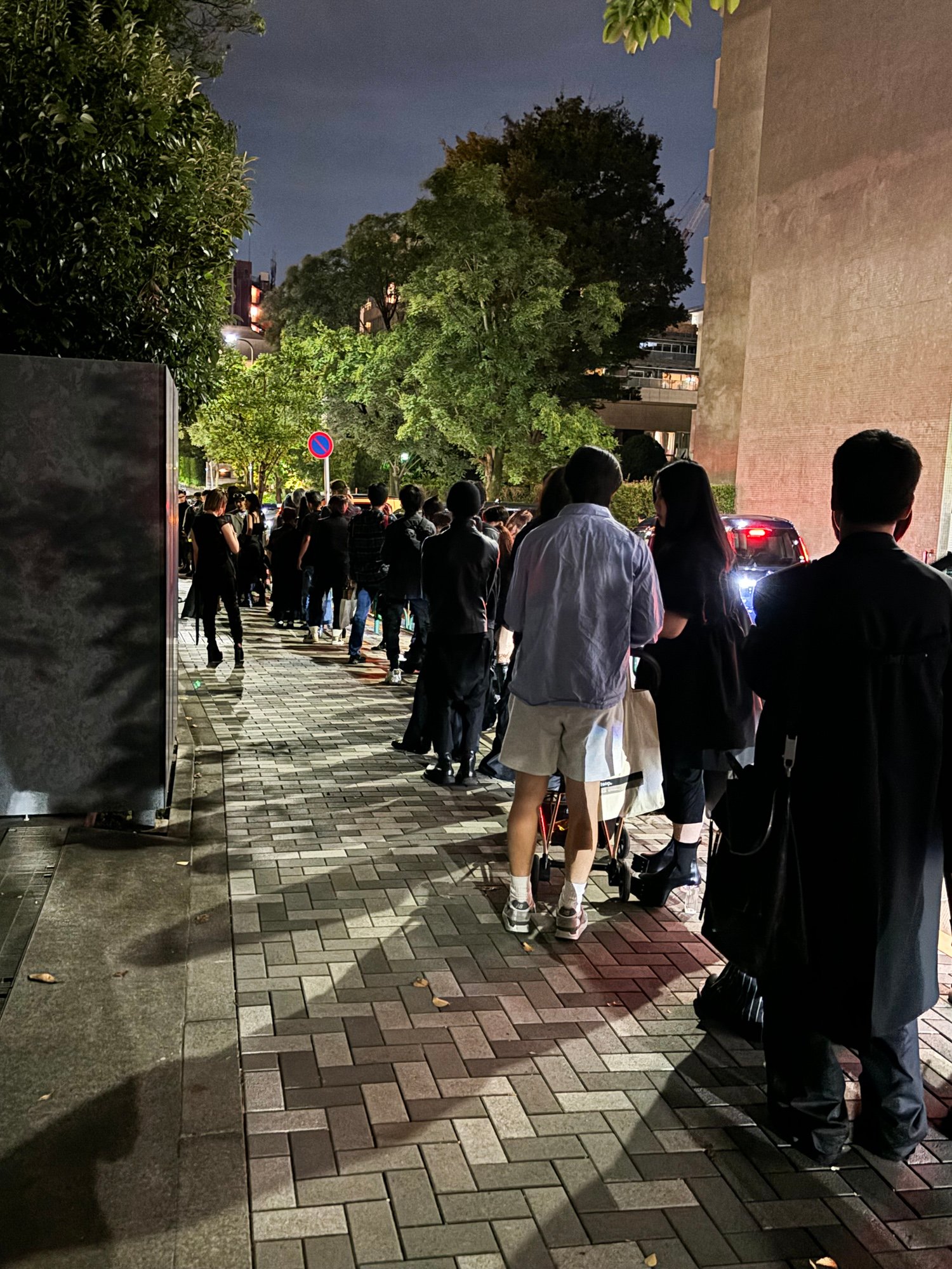 リック?オウエンスが20年ぶりに来日、サイン会にファンが押し寄せ長蛇の列