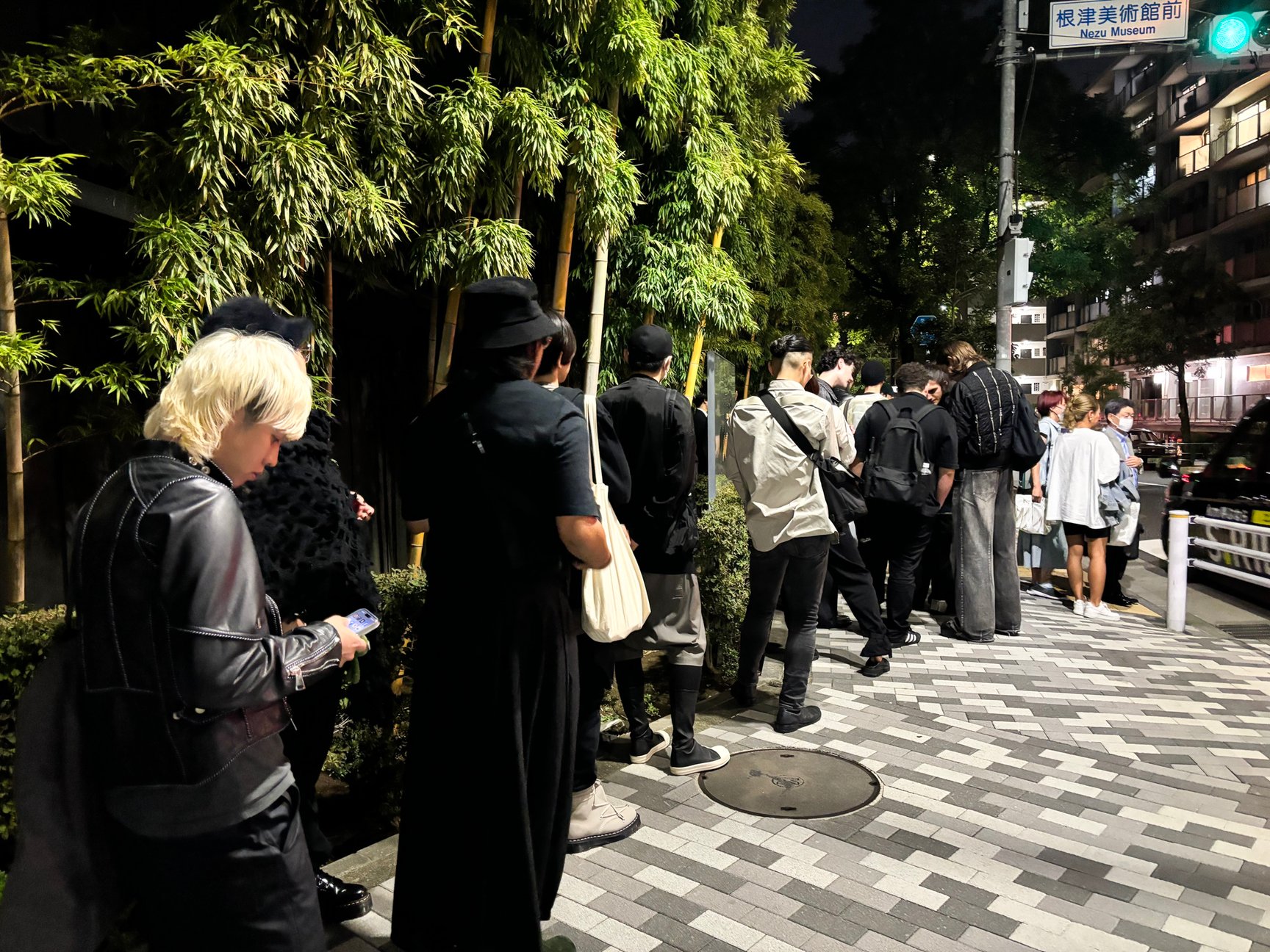 リック?オウエンスが20年ぶりに来日、サイン会にファンが押し寄せ長蛇の列