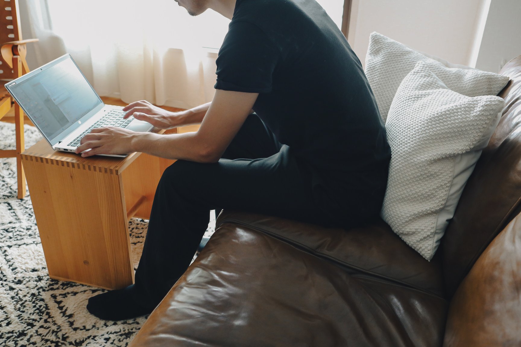 ソファで作業する男性モデル